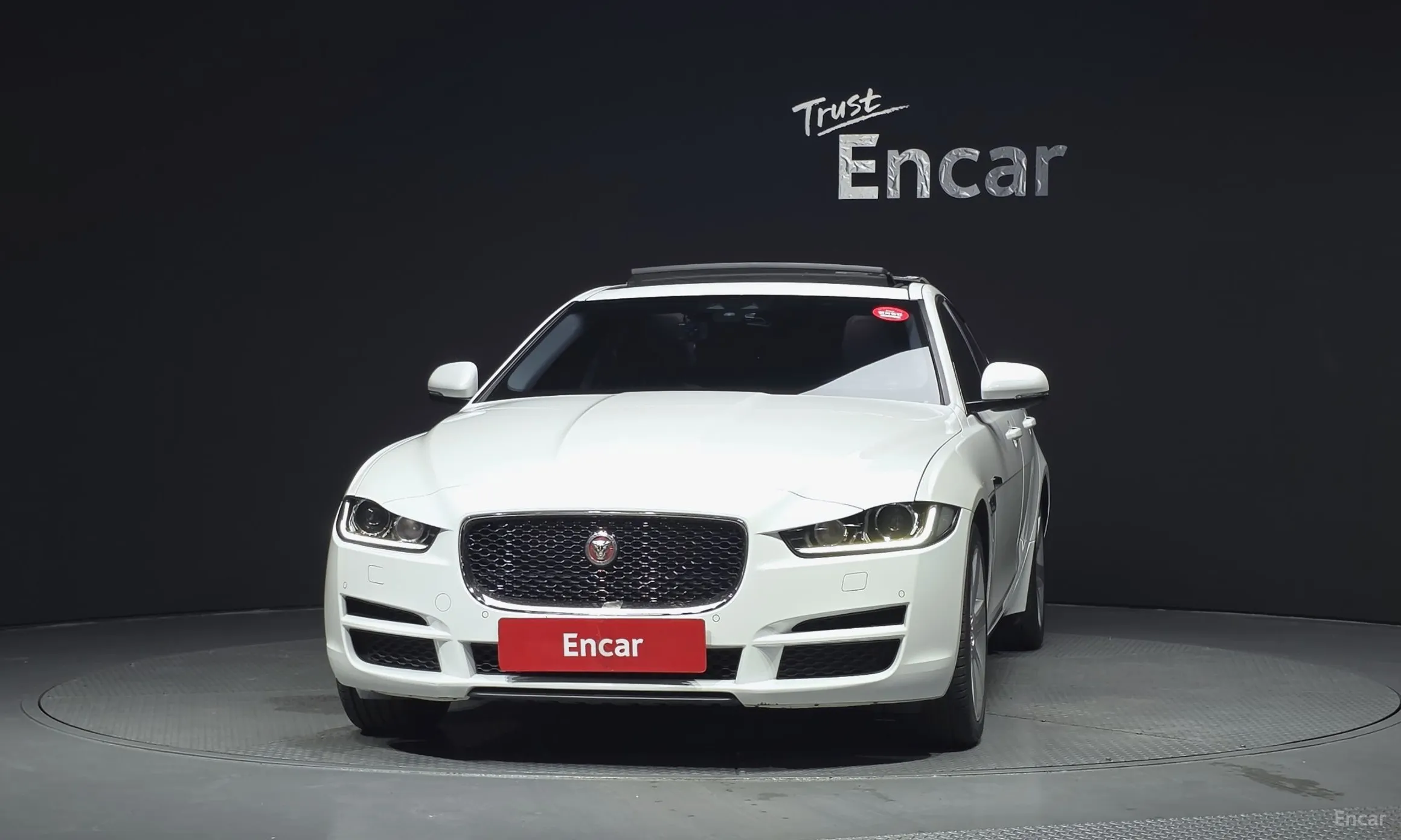 Jaguar XE превью 3