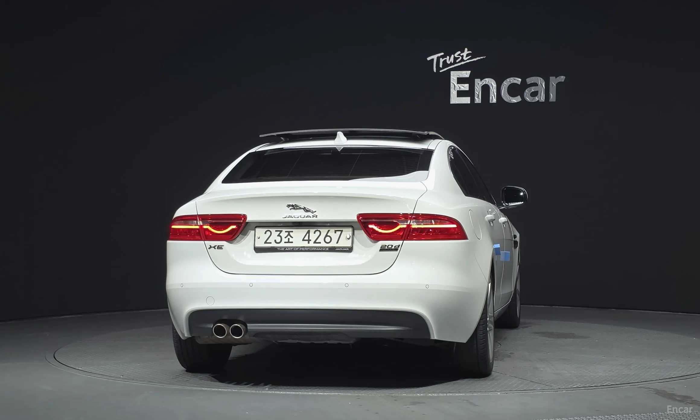 Jaguar XE превью 4