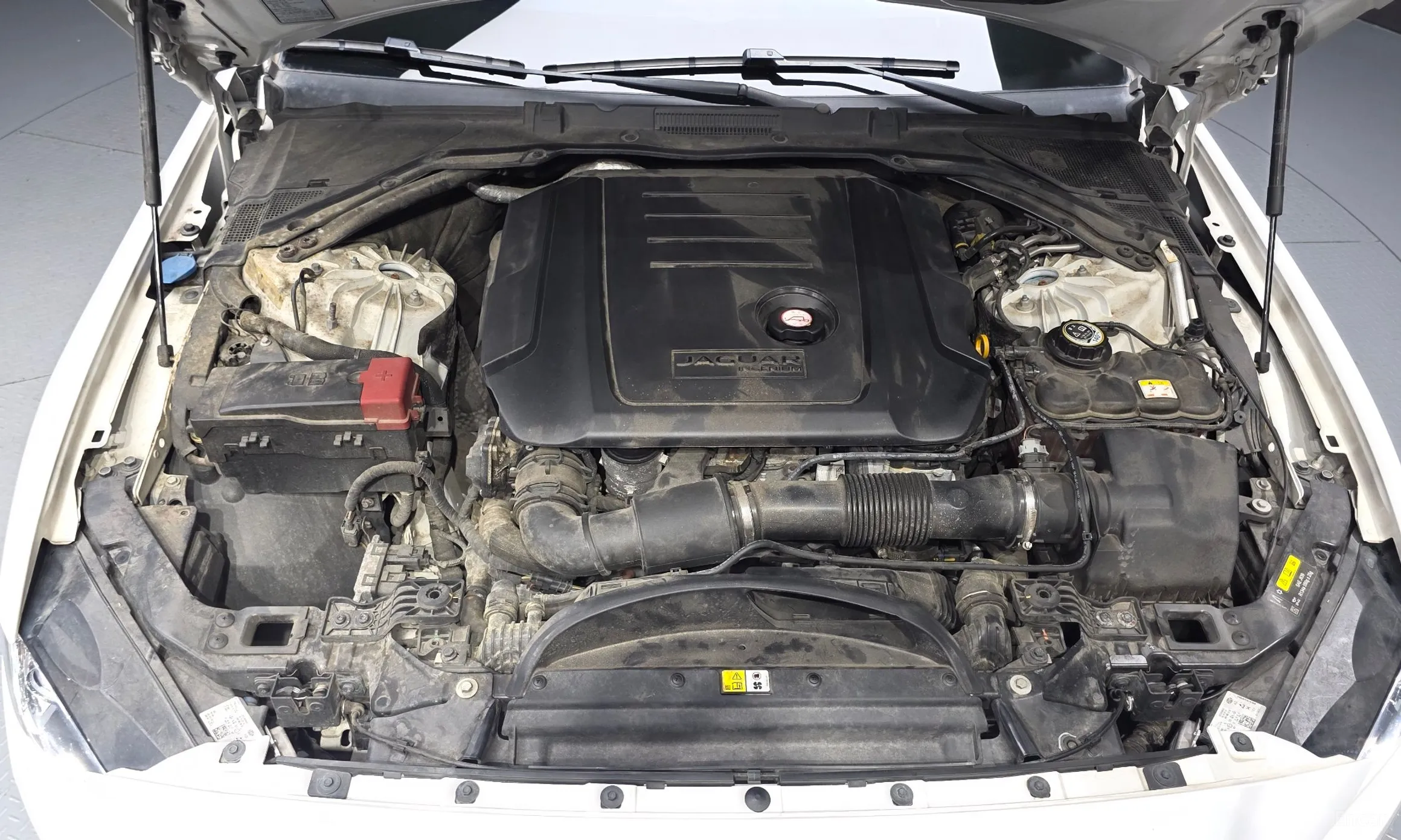 Jaguar XE превью 6