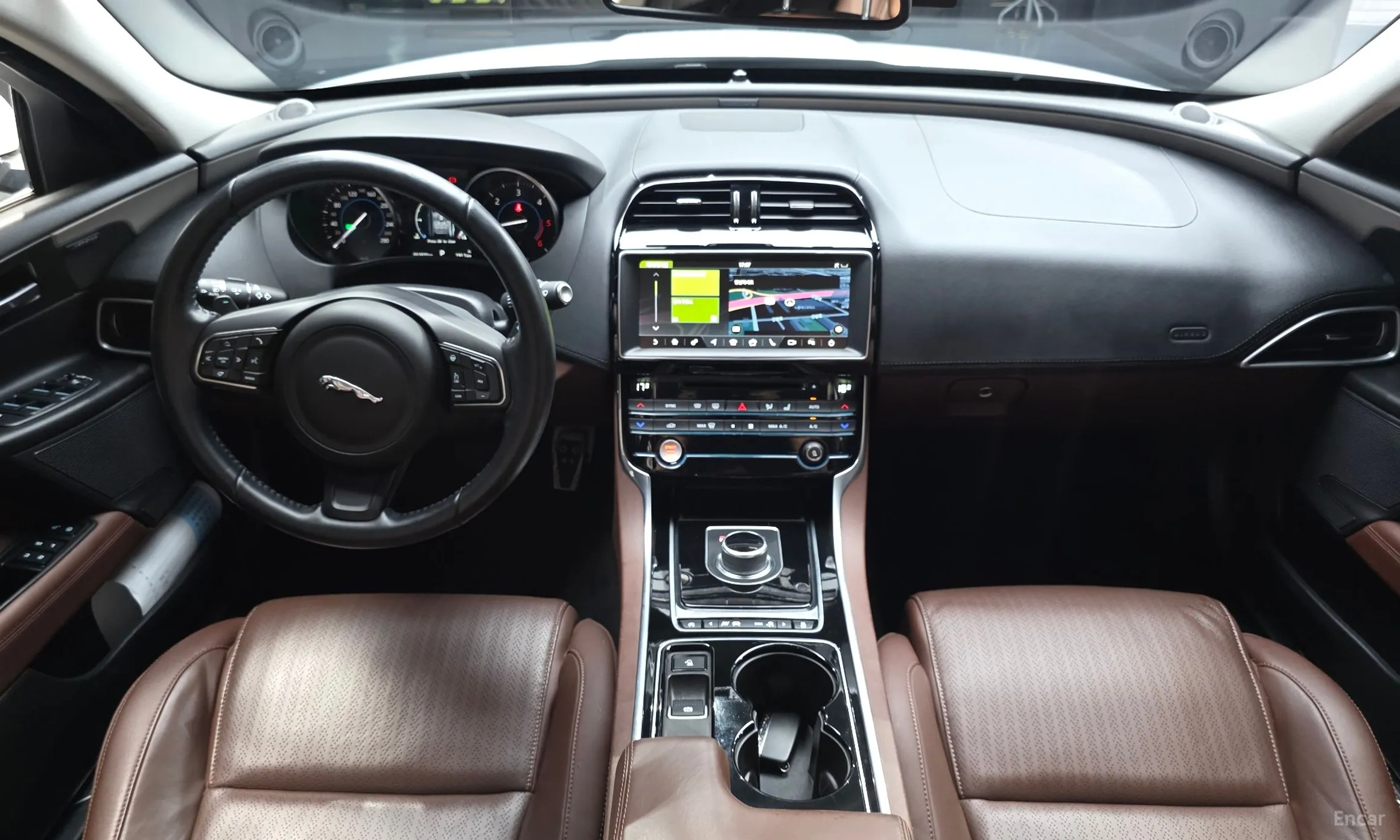 Jaguar XE превью 7