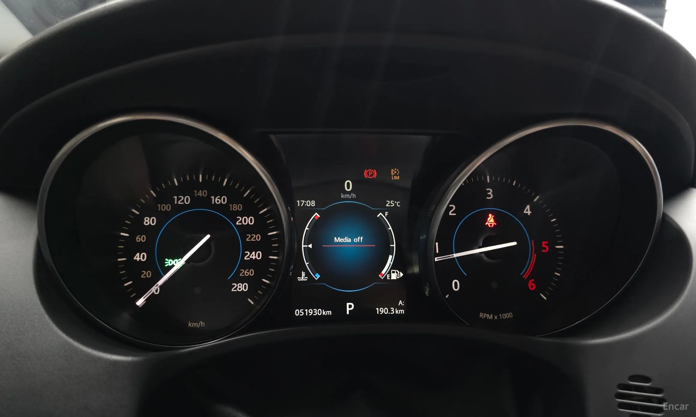 Jaguar XE превью 8