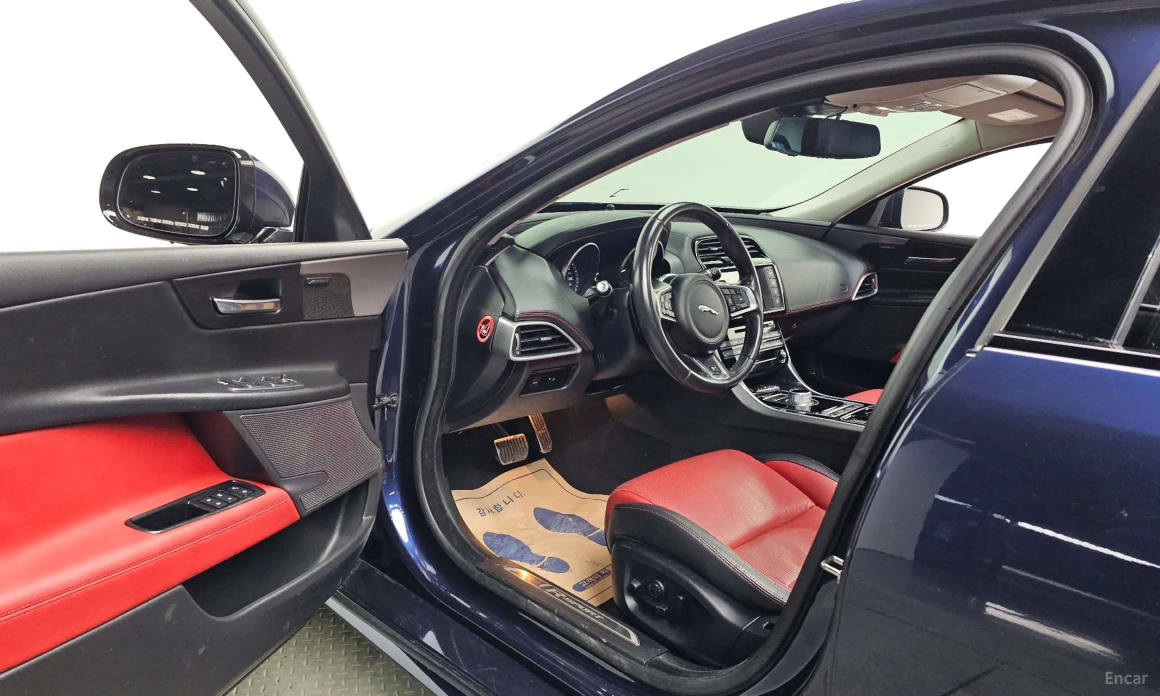 Jaguar XE превью 10