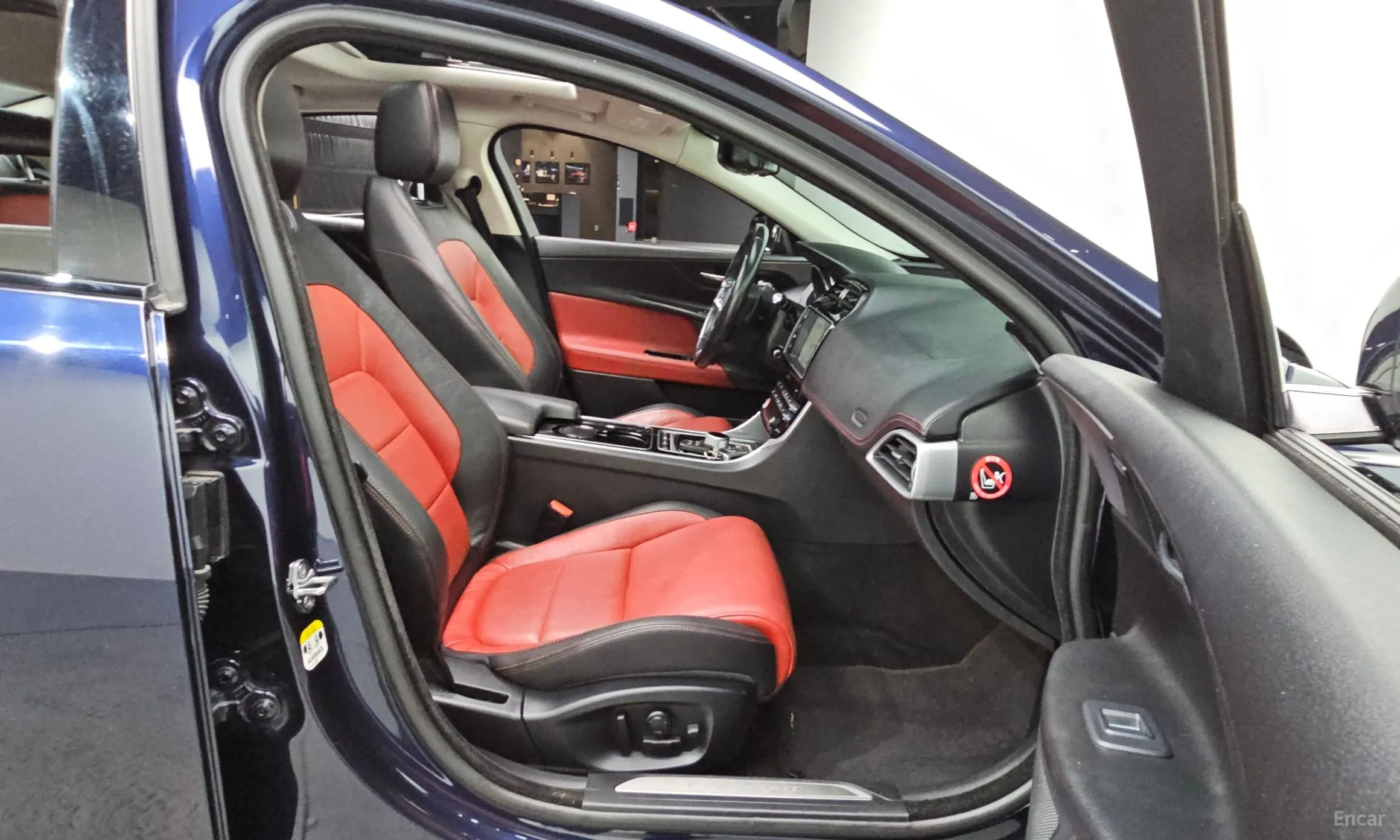 Jaguar XE превью 12