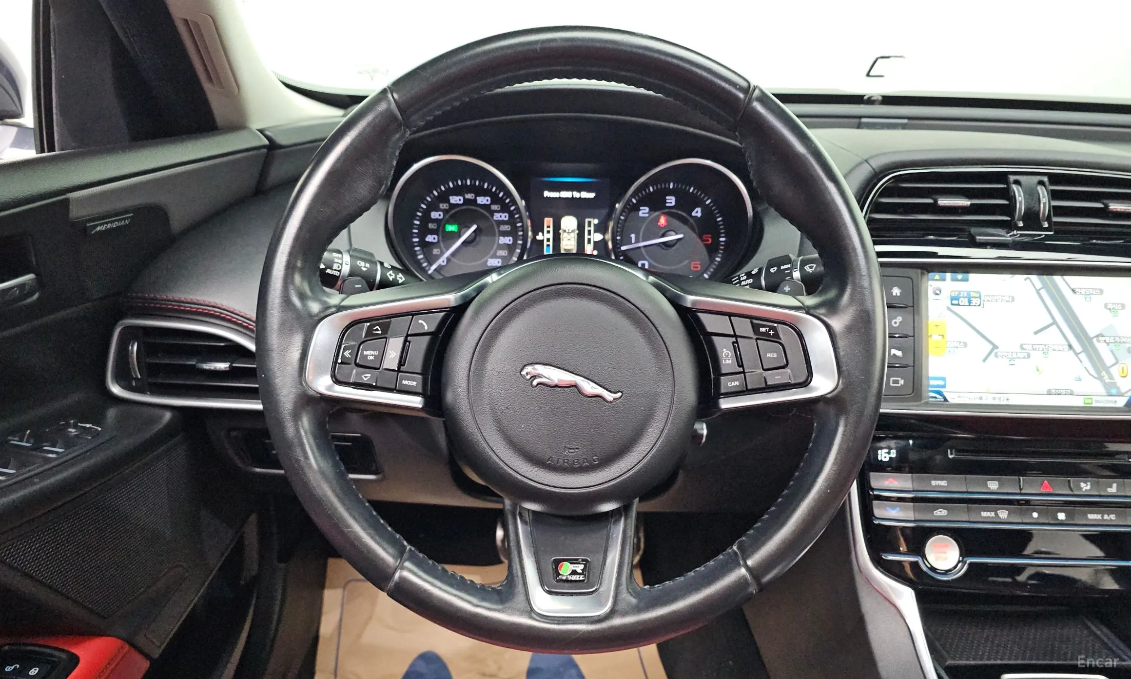 Jaguar XE превью 14