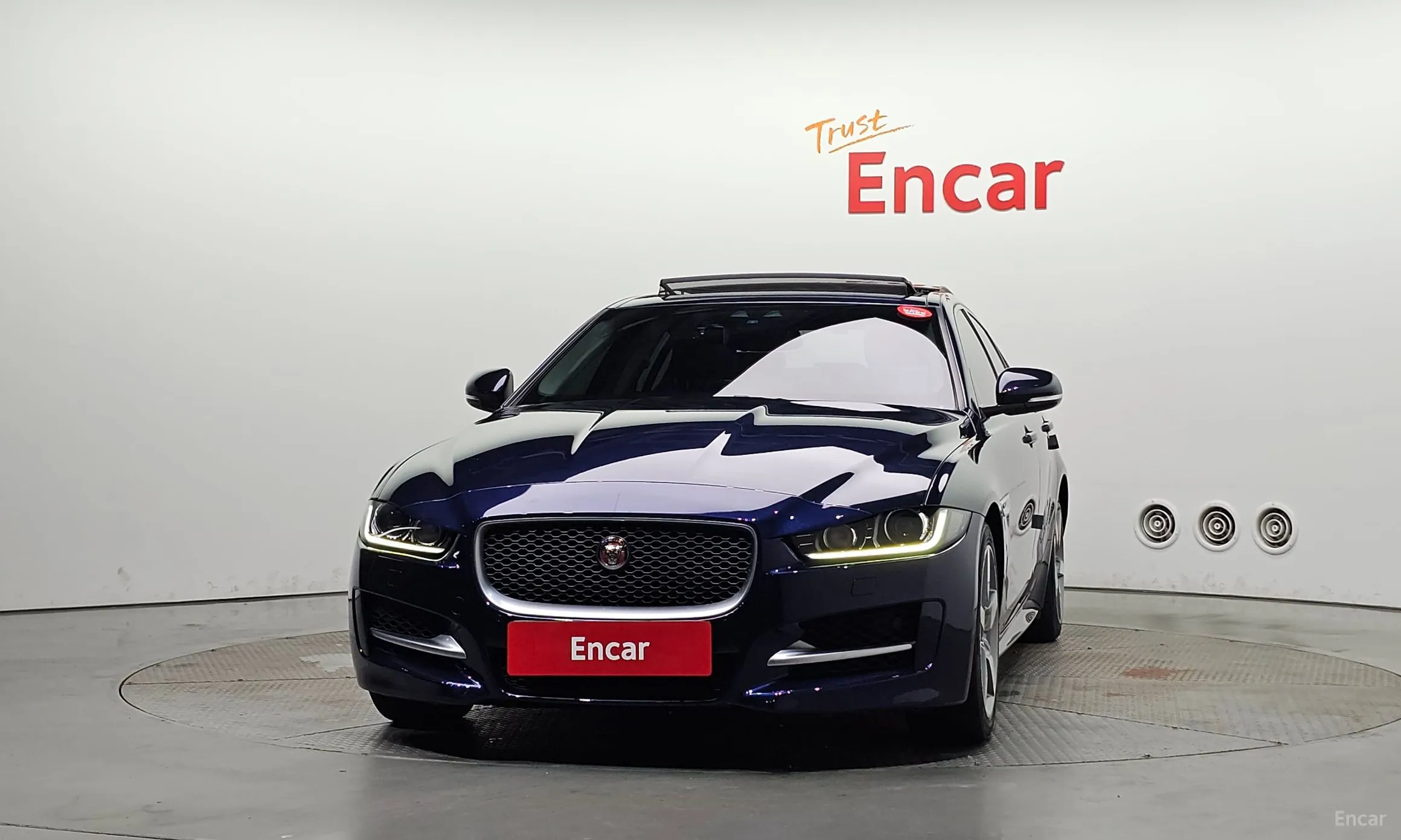 Jaguar XE превью 3