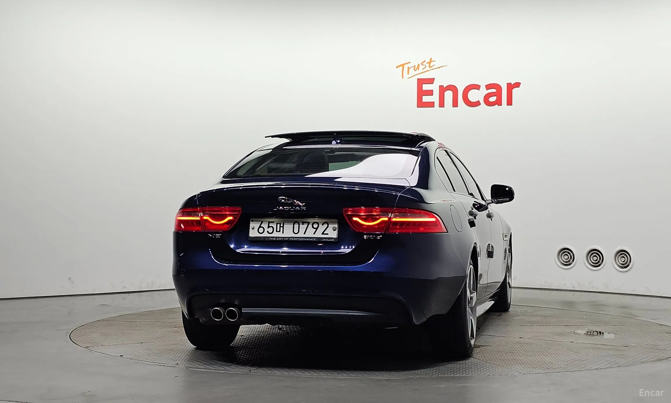 Jaguar XE превью 4