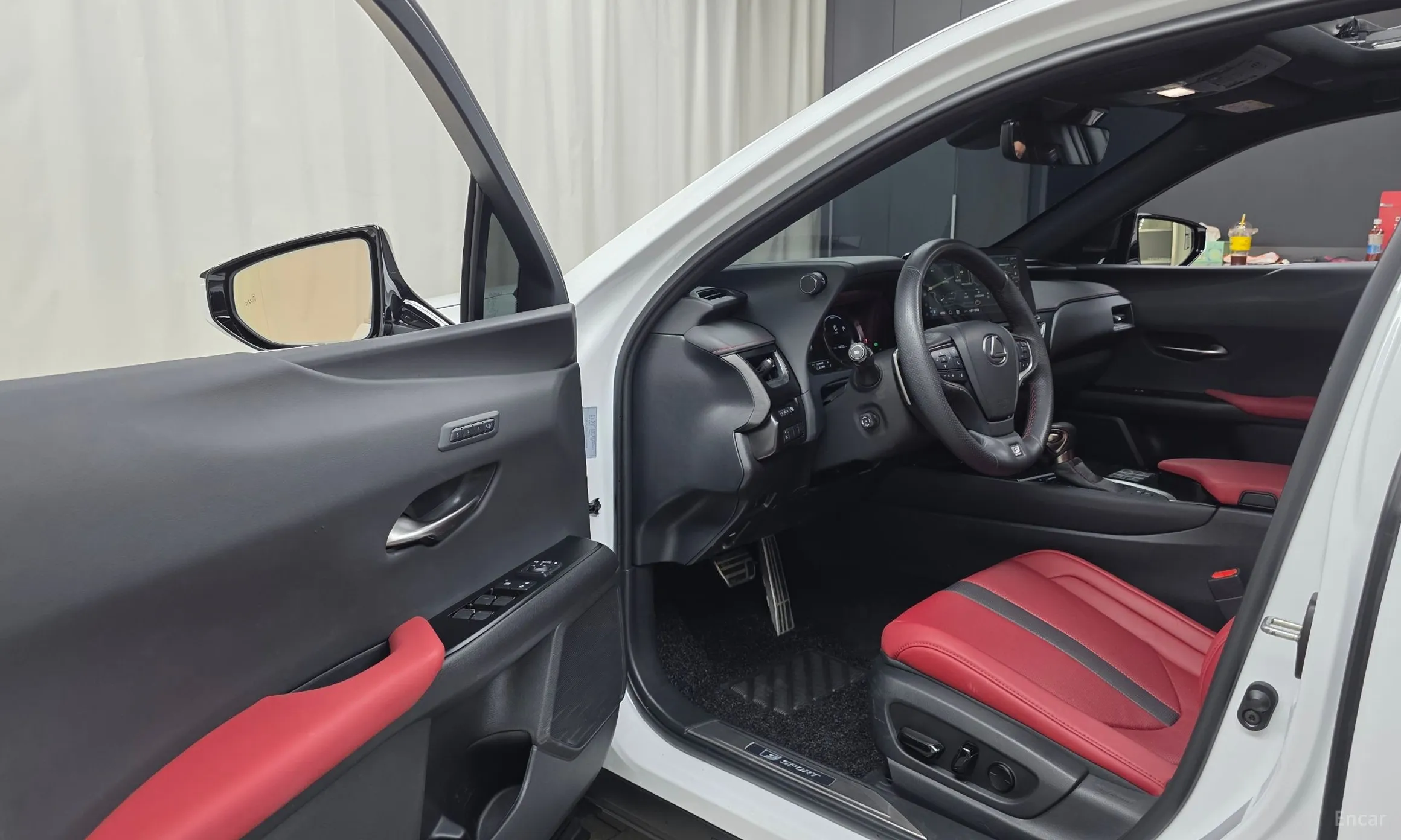 Lexus UX250h превью 10