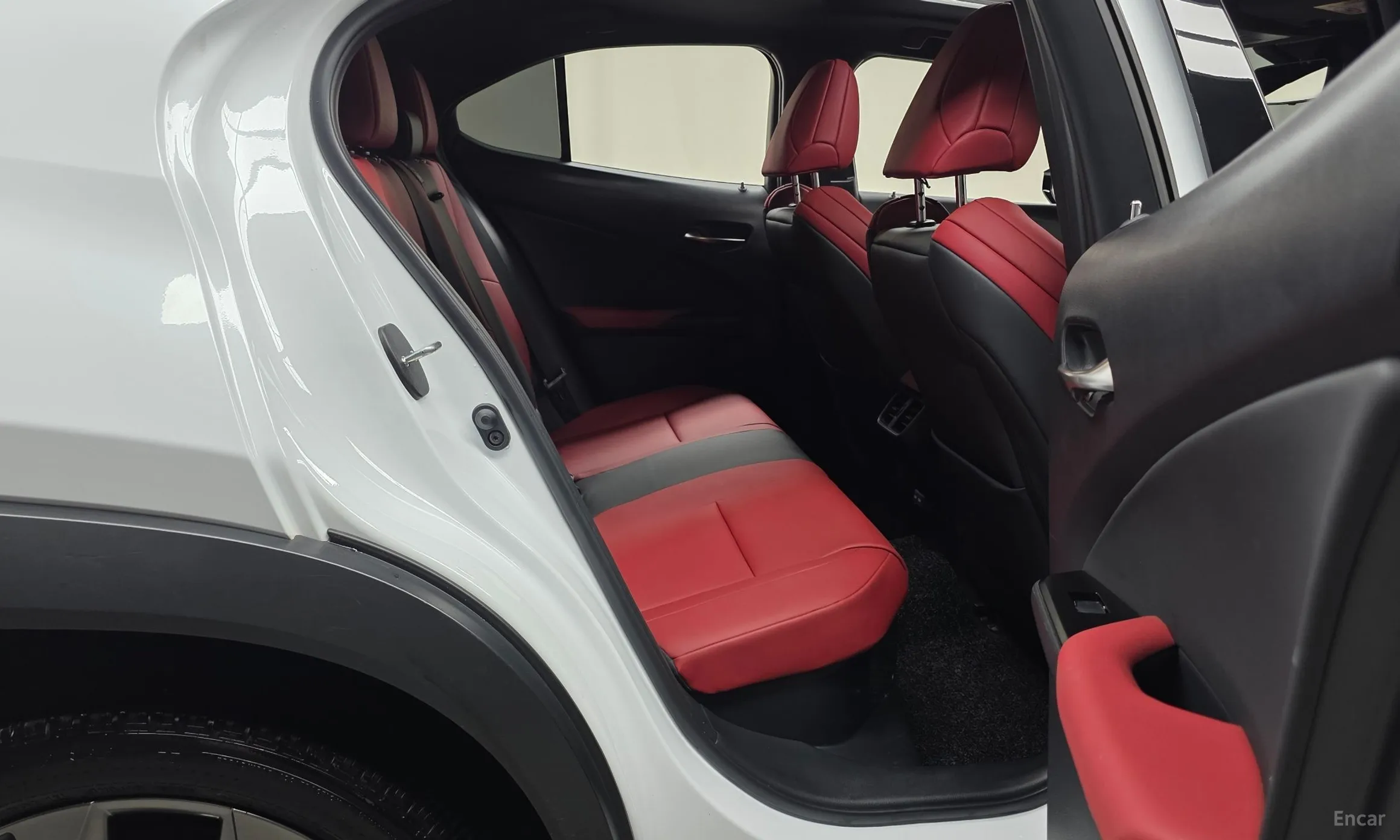 Lexus UX250h превью 11