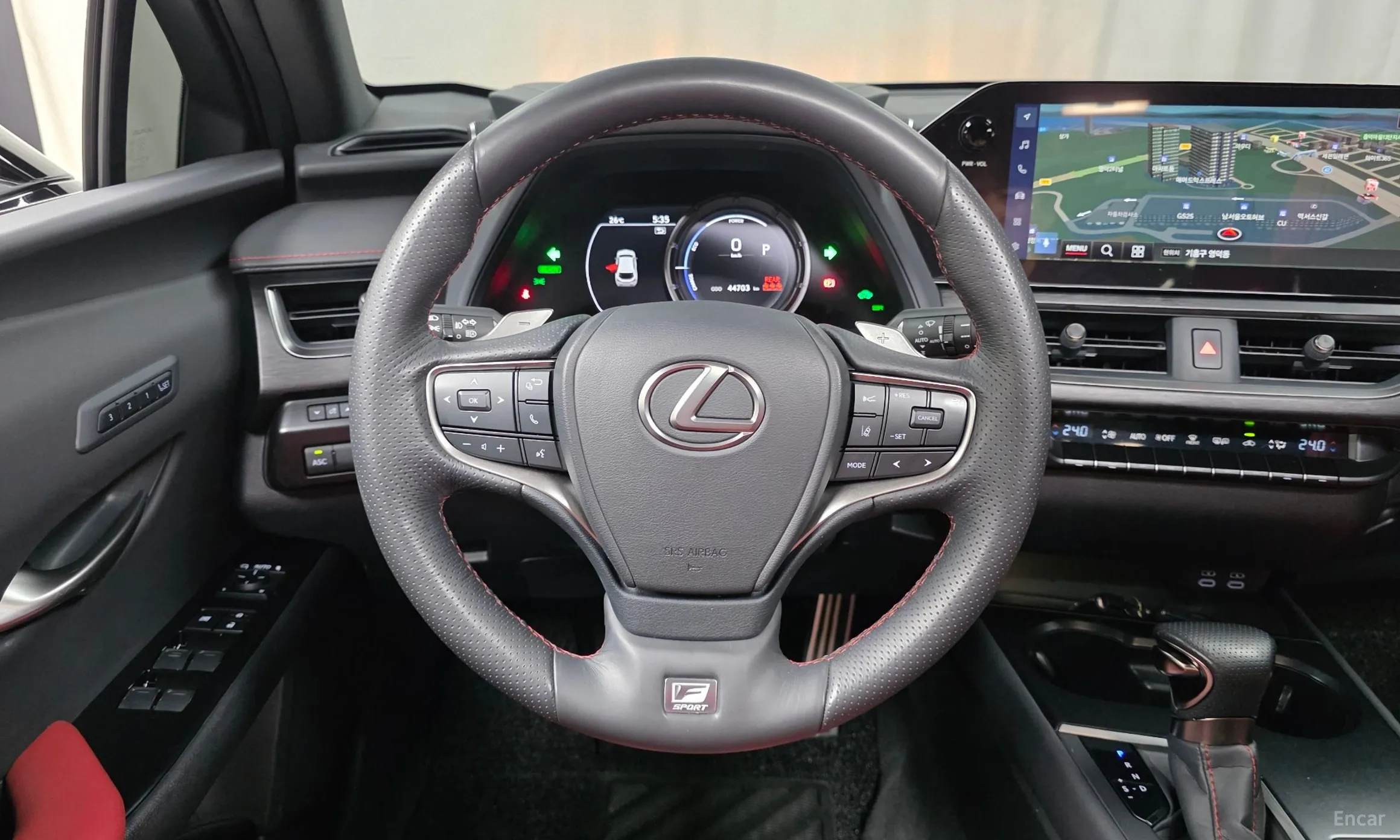 Lexus UX250h превью 14