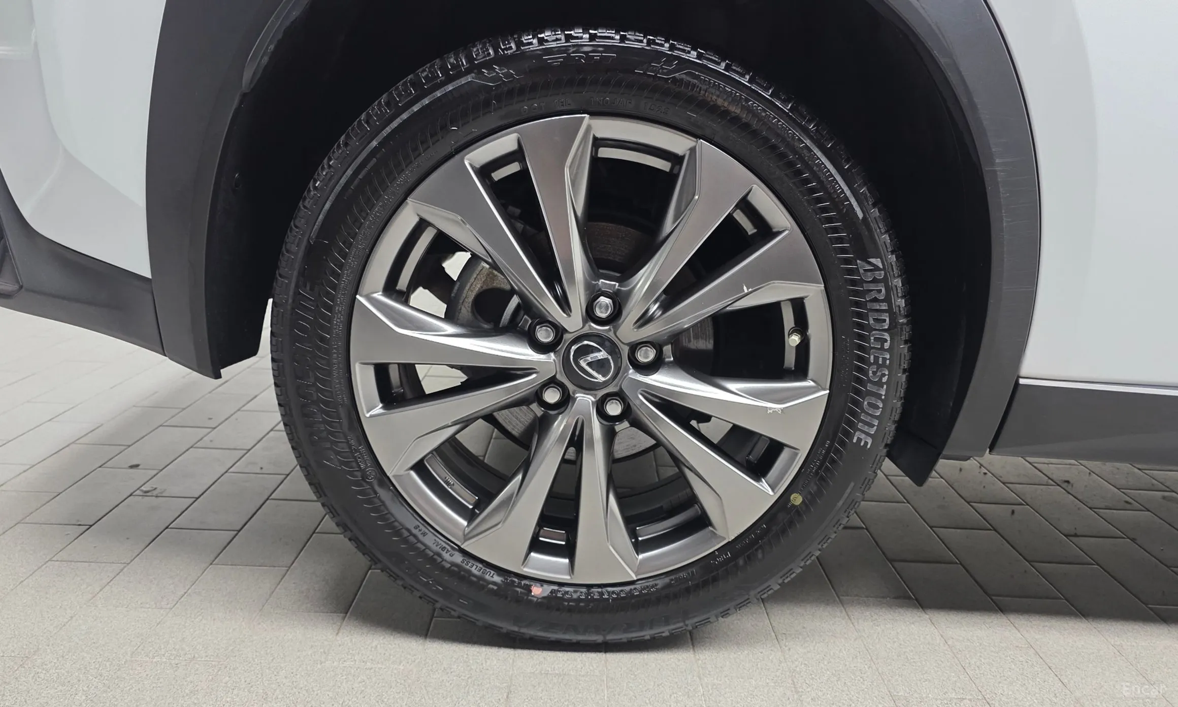 Lexus UX250h превью 5