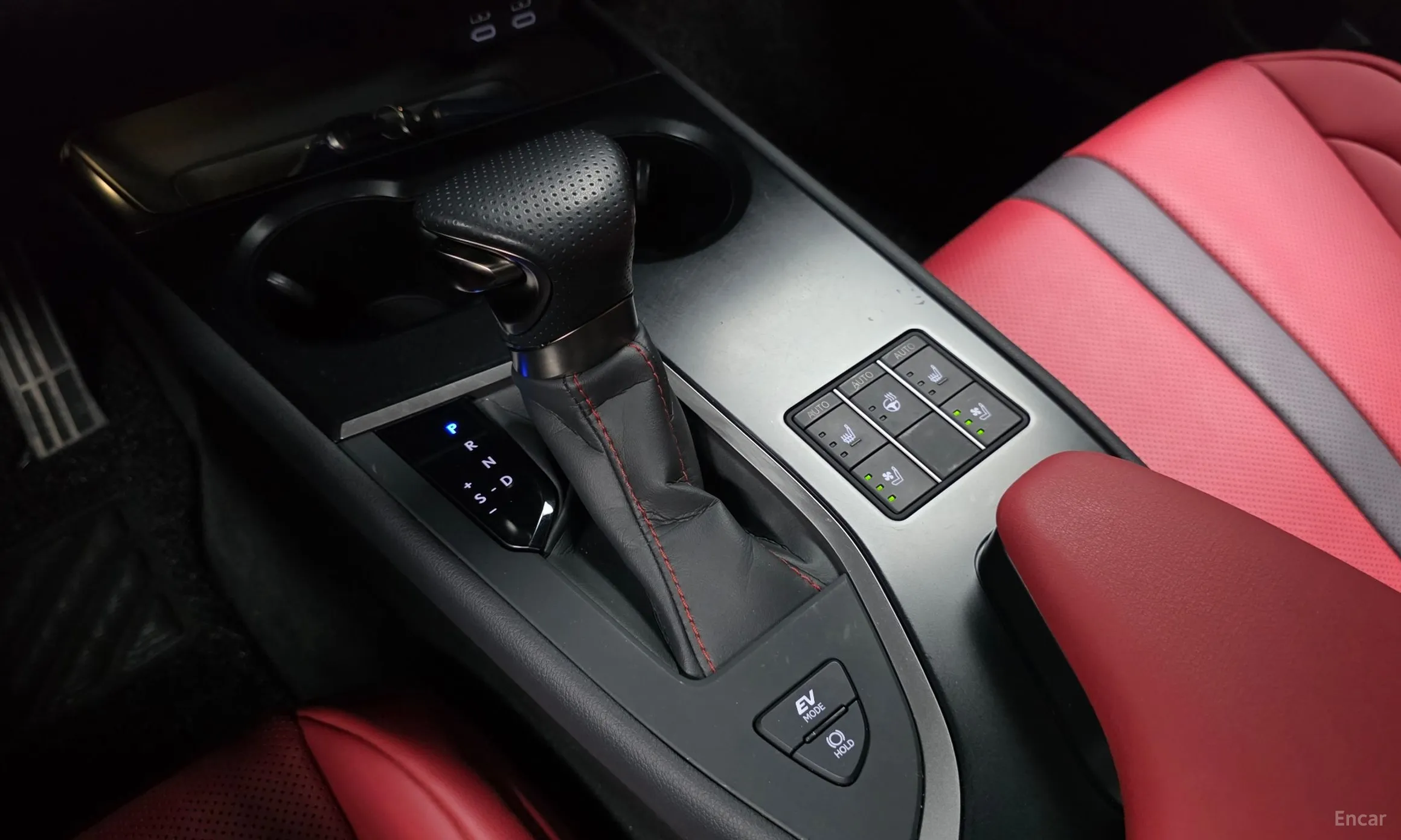 Lexus UX250h превью 9