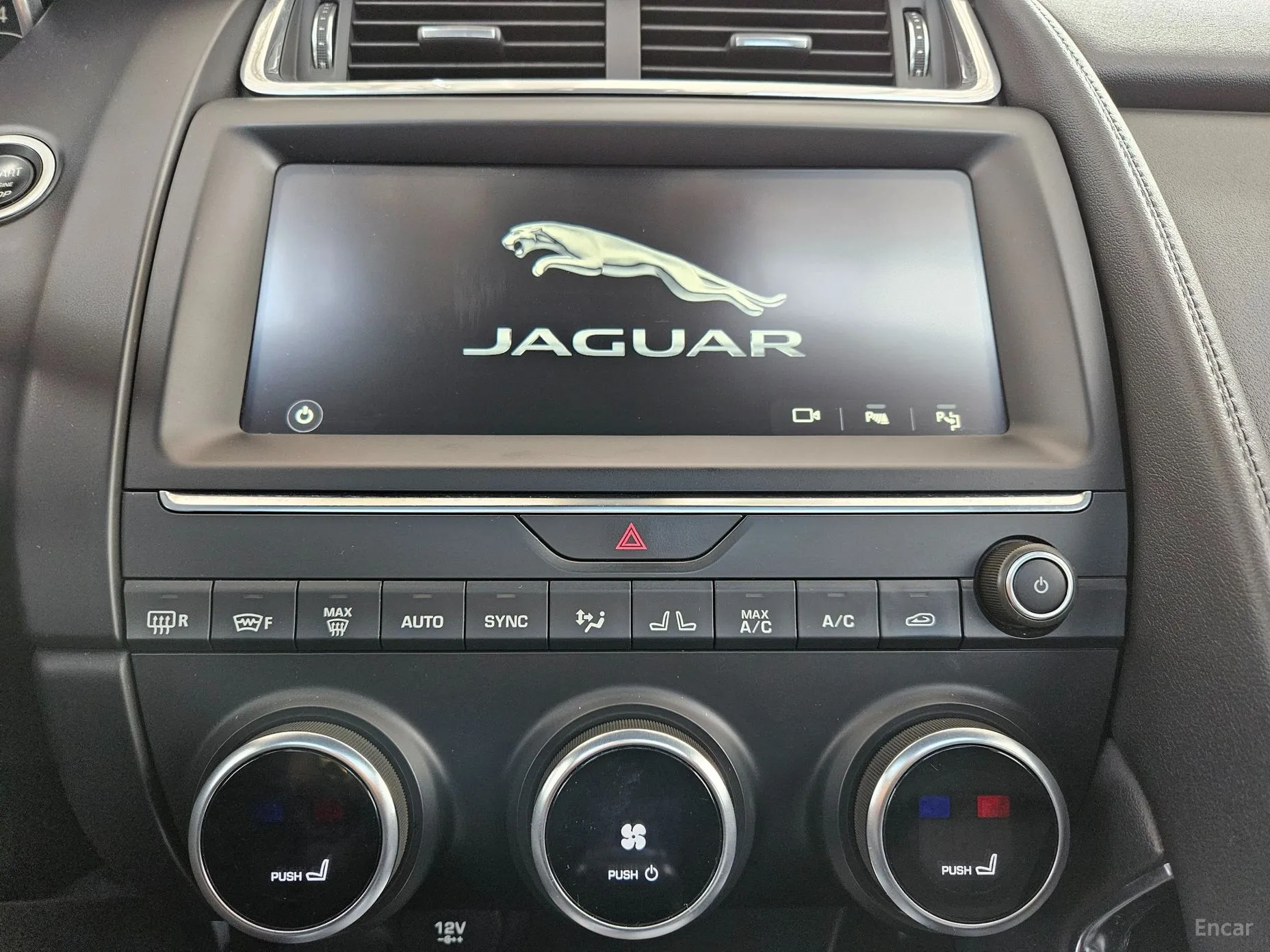 Jaguar E-PACE превью 13