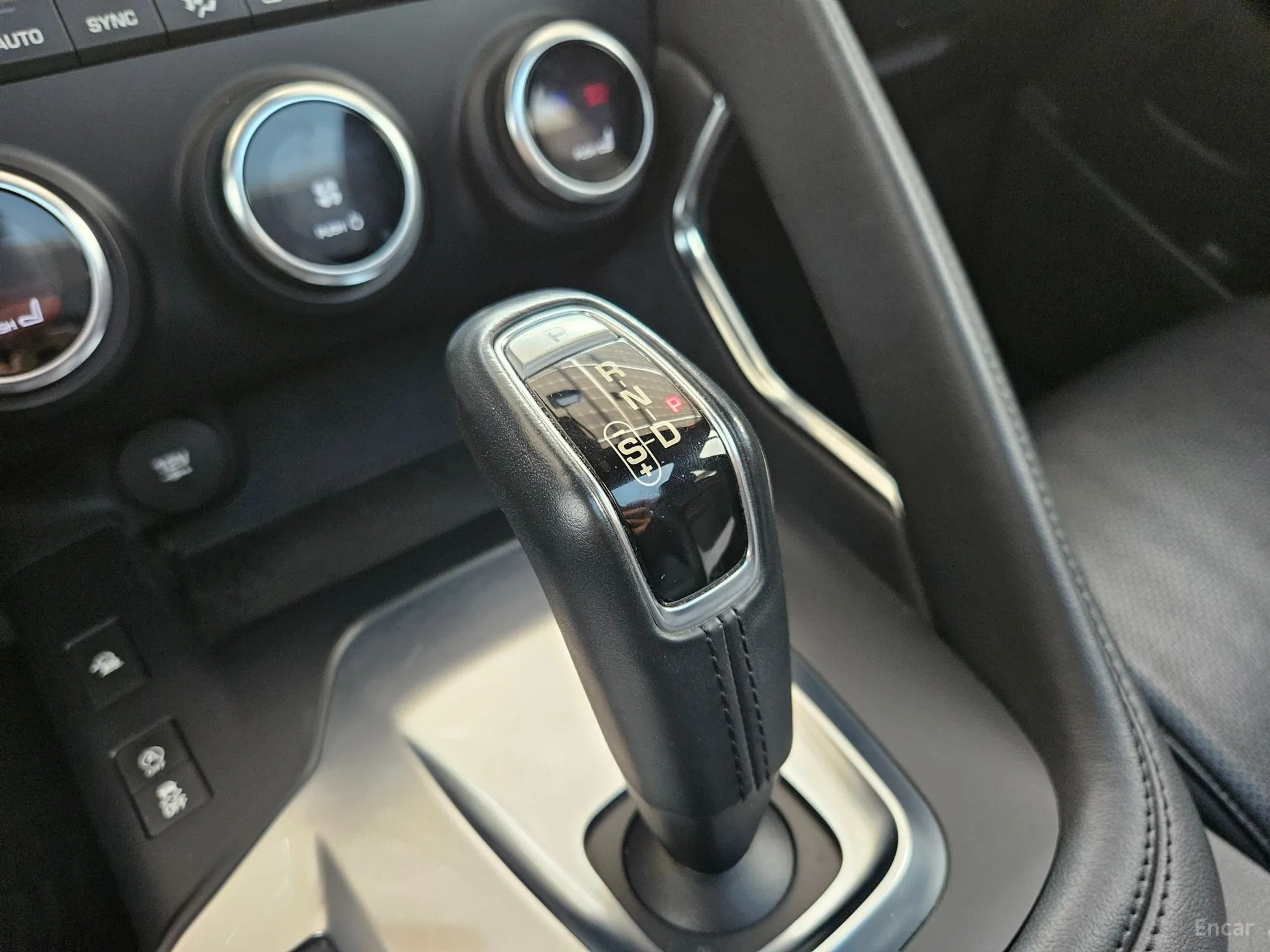 Jaguar E-PACE превью 15