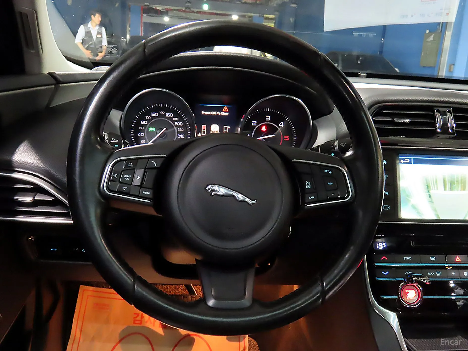 Jaguar XE превью 11