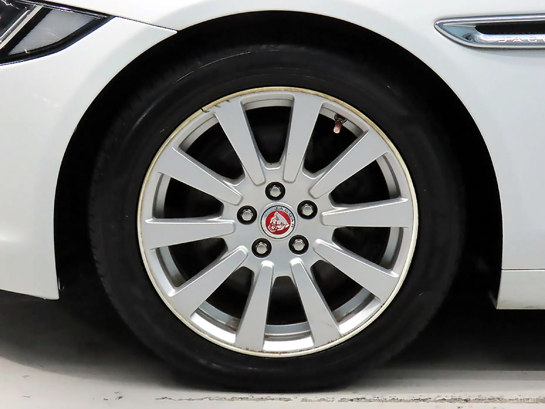 Jaguar XE превью 20