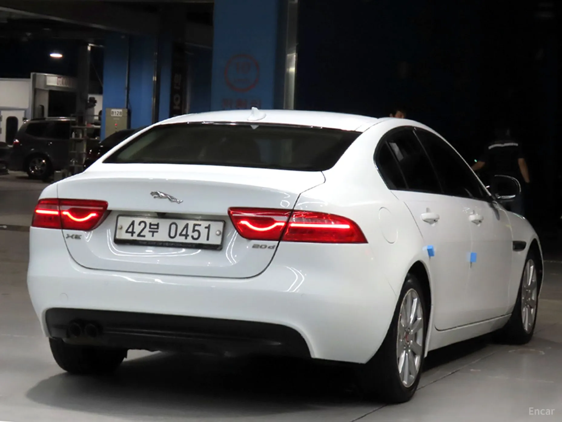 Jaguar XE превью 4