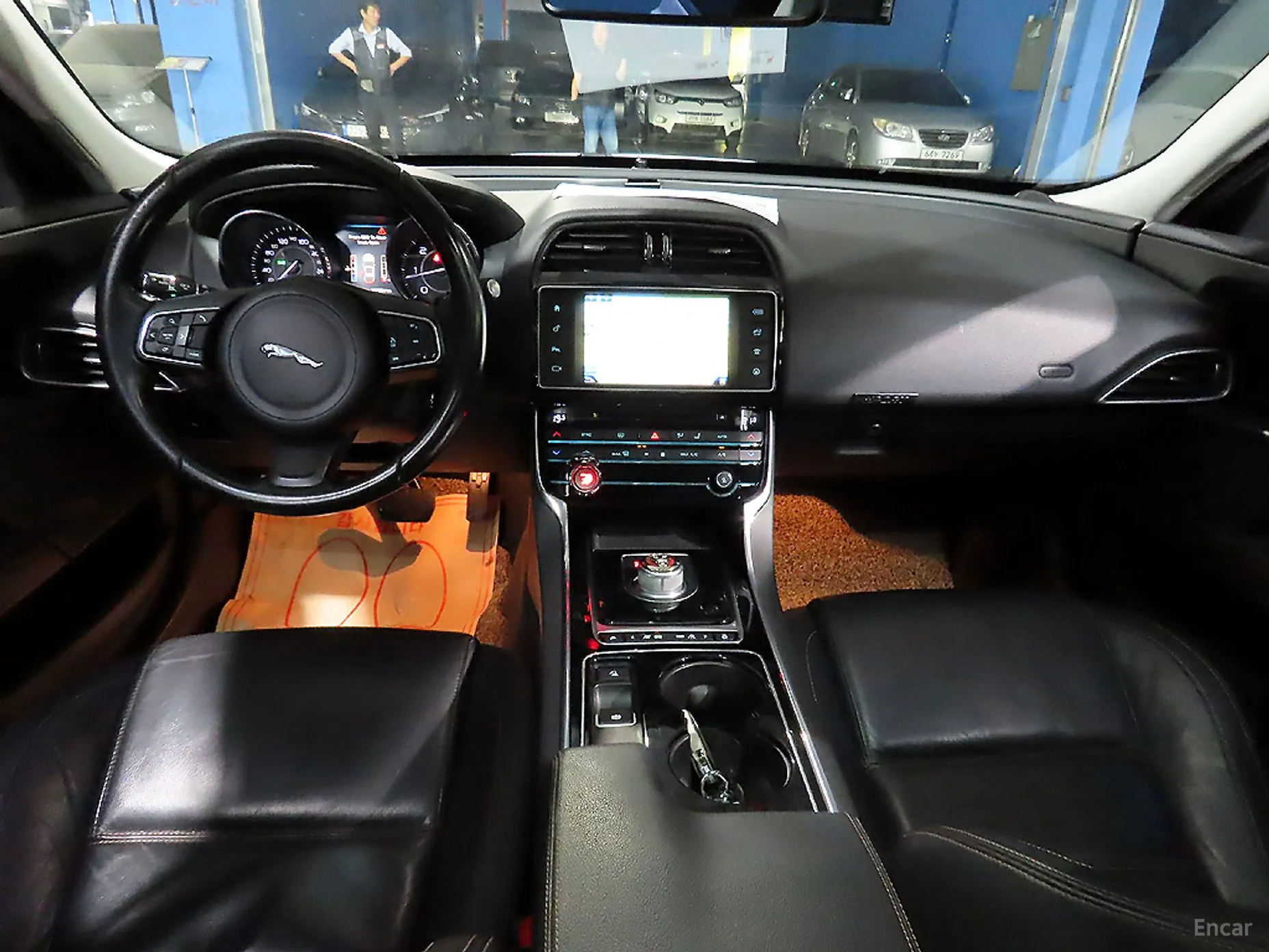 Jaguar XE превью 5