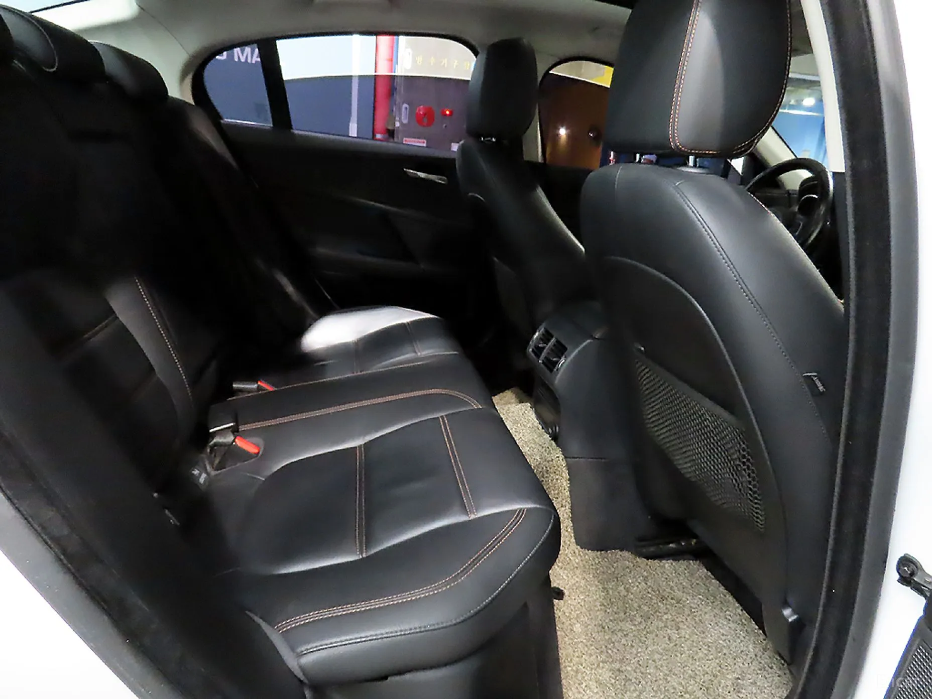 Jaguar XE превью 9