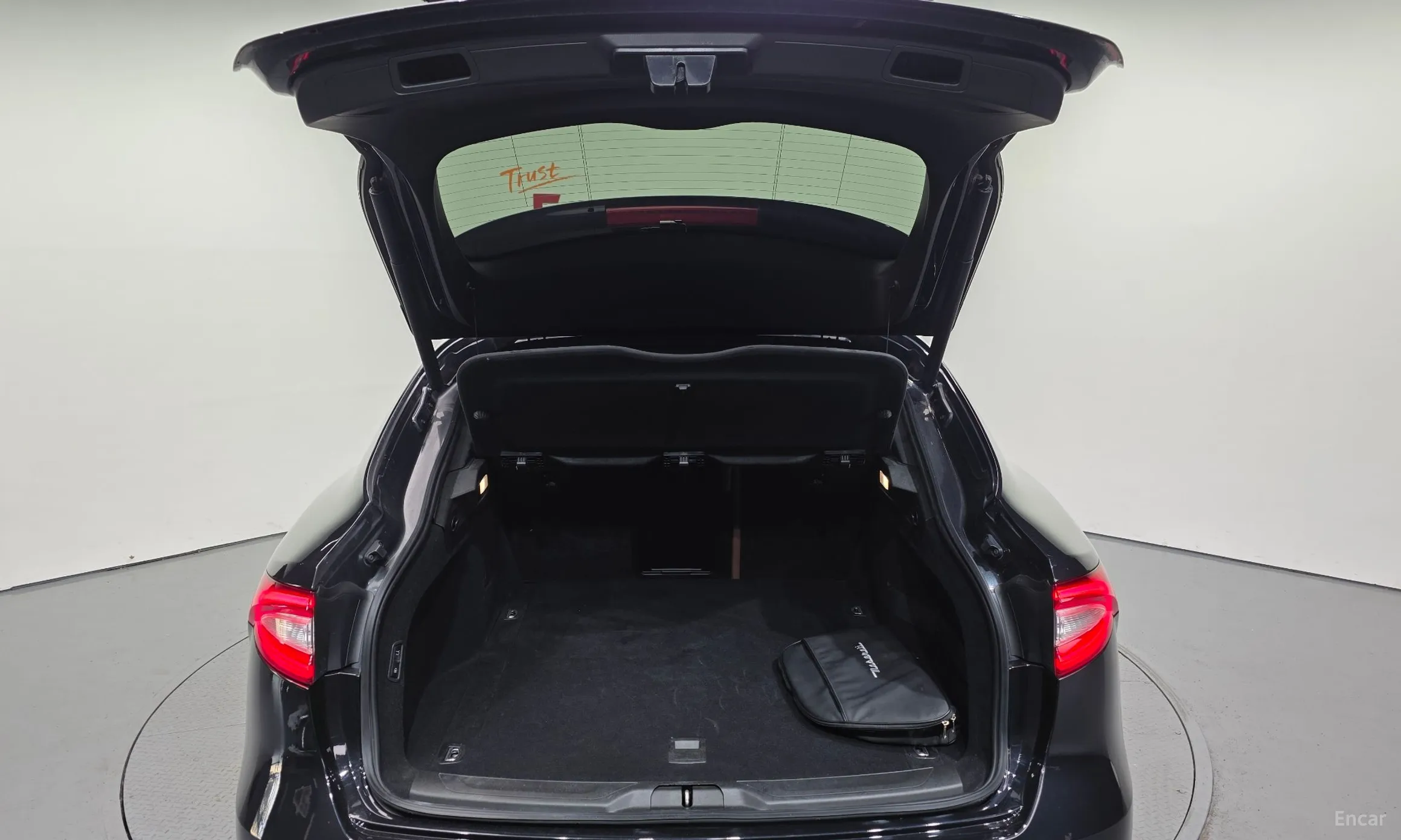 Maserati Levante превью 20