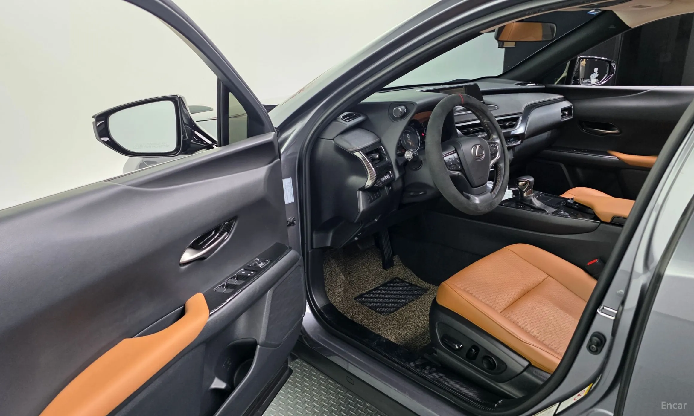 Lexus UX250h превью 10