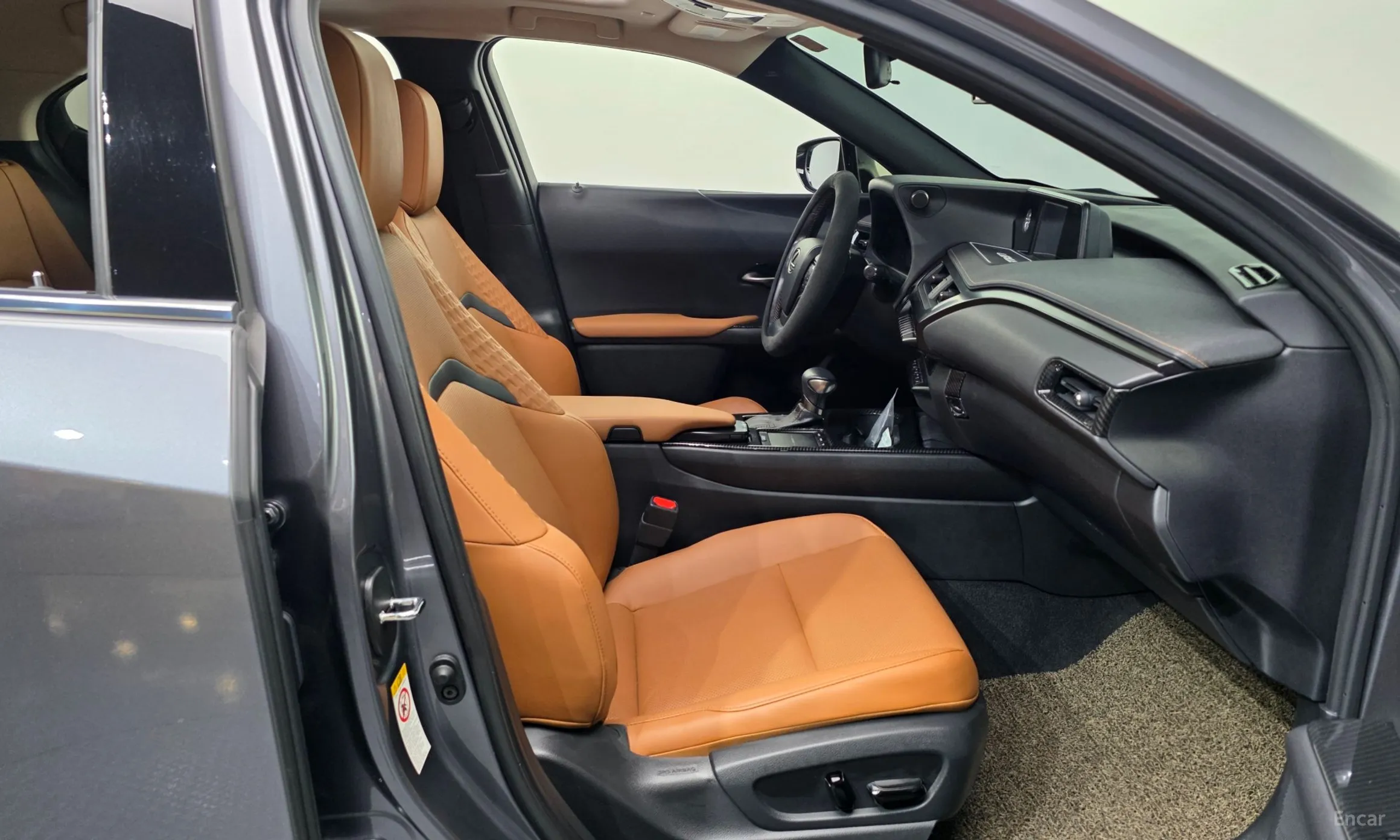 Lexus UX250h превью 11