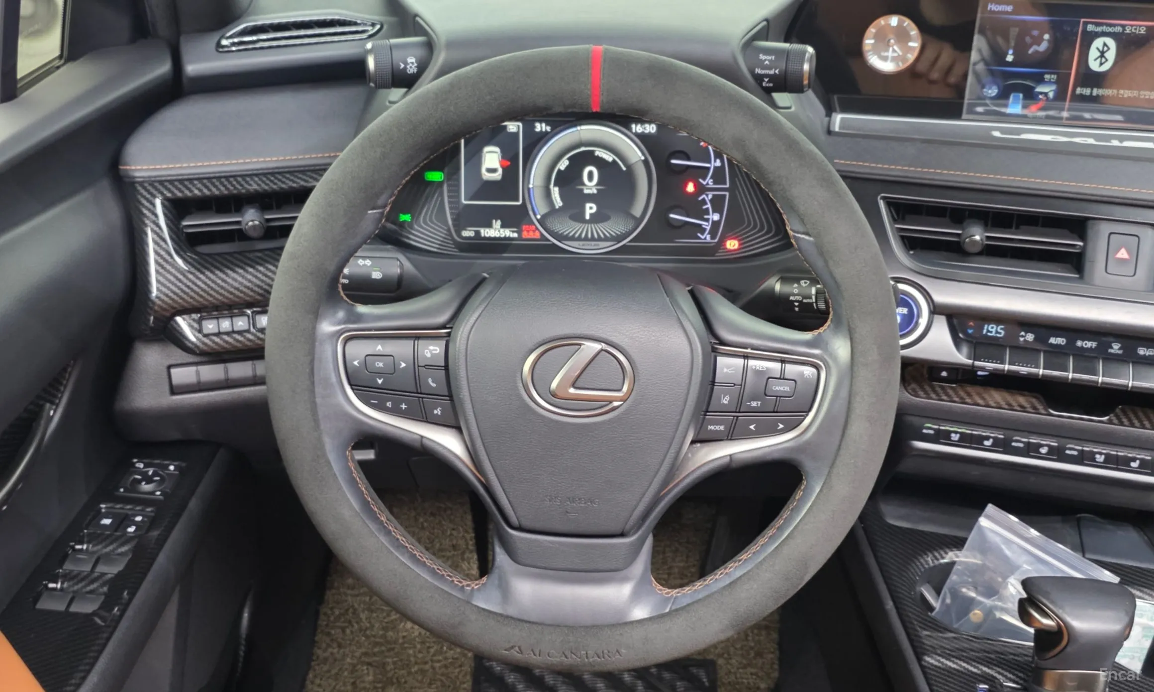 Lexus UX250h превью 13