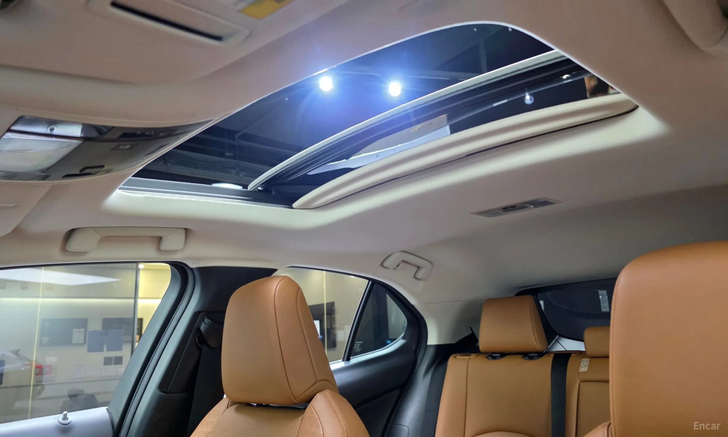 Lexus UX250h превью 18