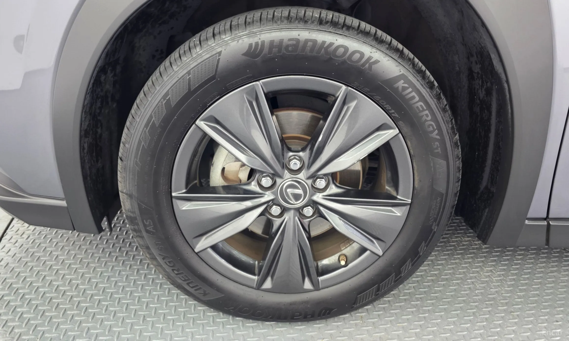Lexus UX250h превью 5