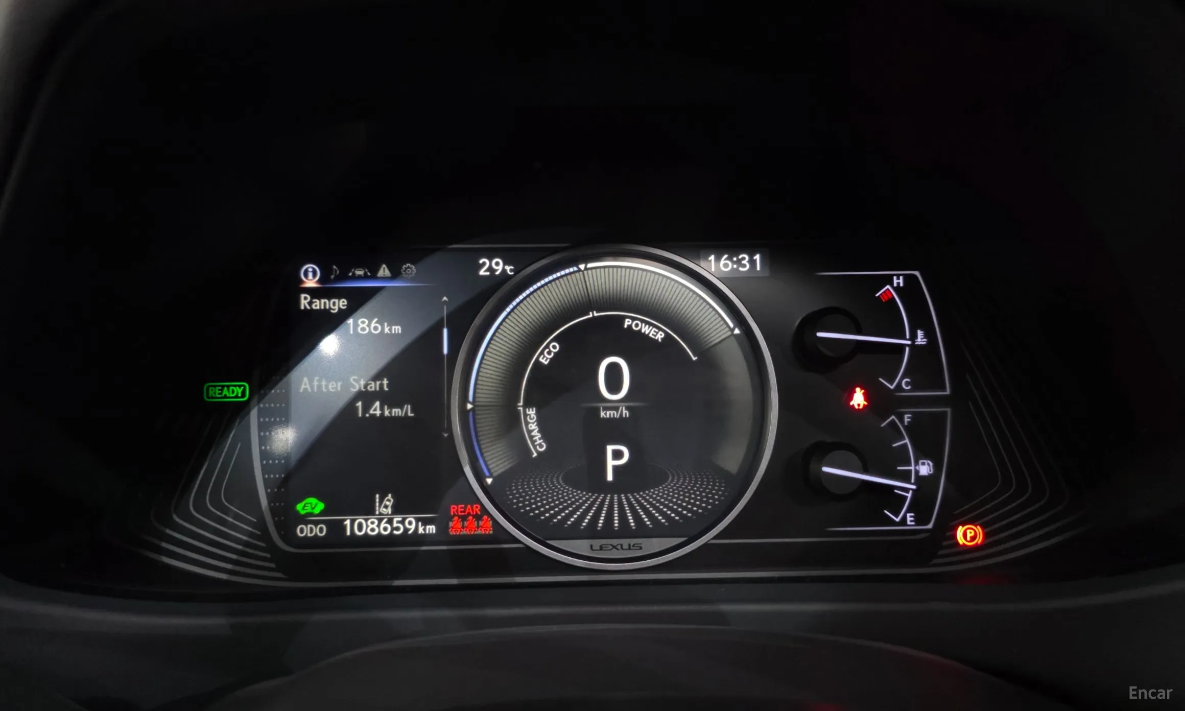 Lexus UX250h превью 8