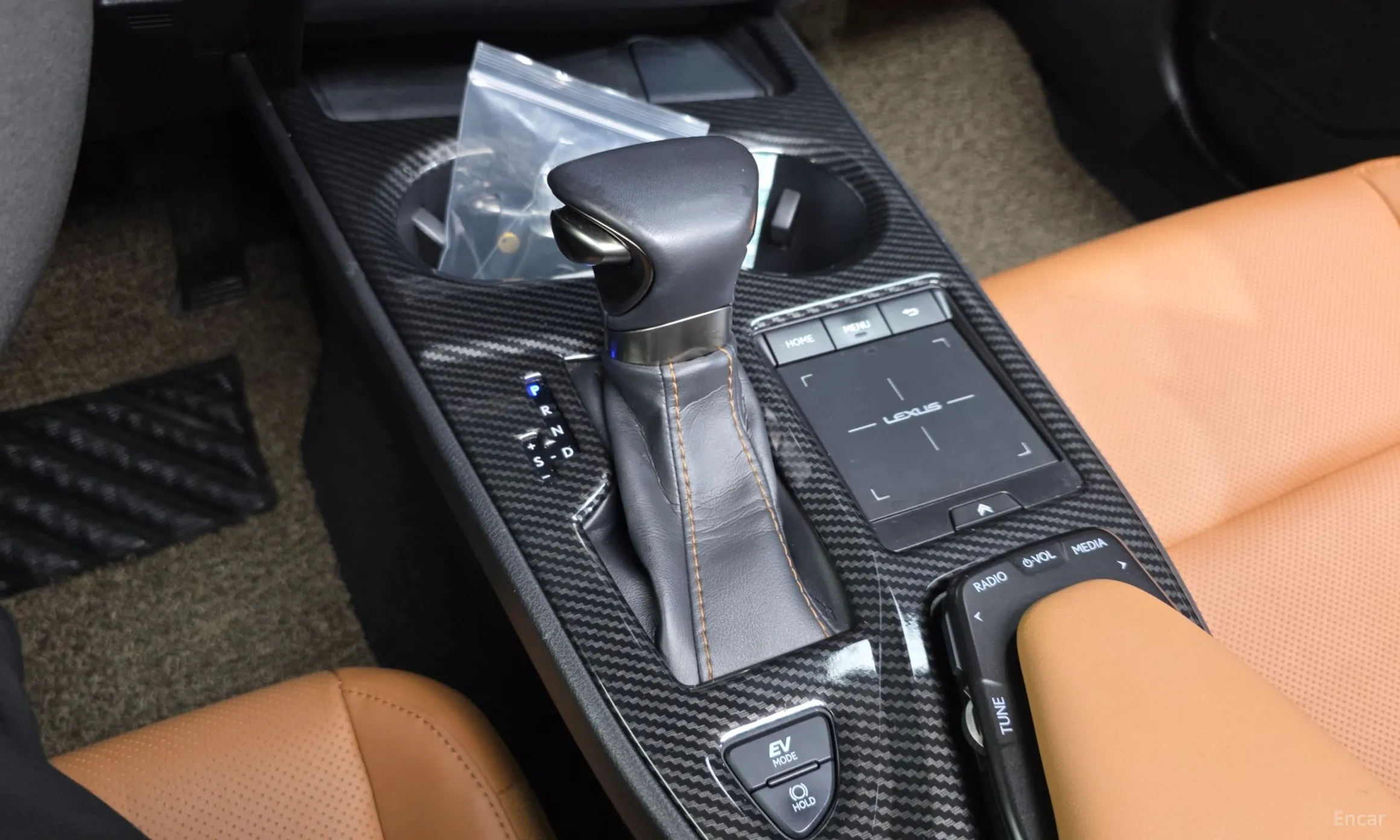 Lexus UX250h превью 9
