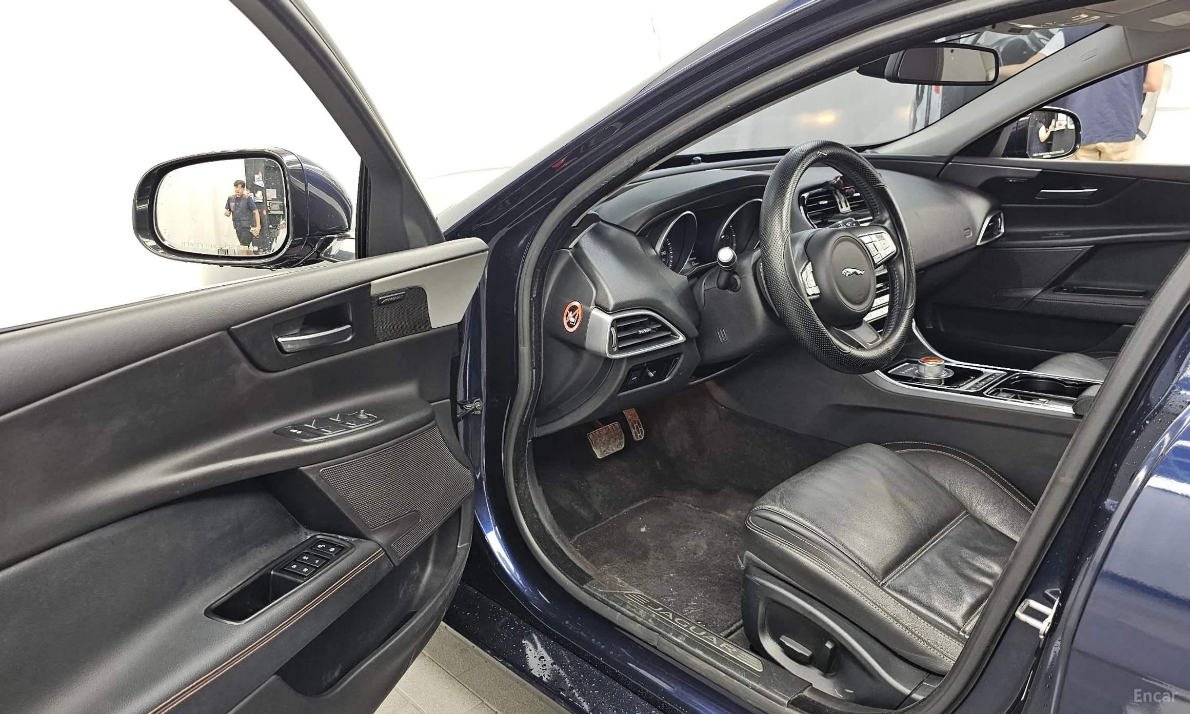 Jaguar XE превью 10