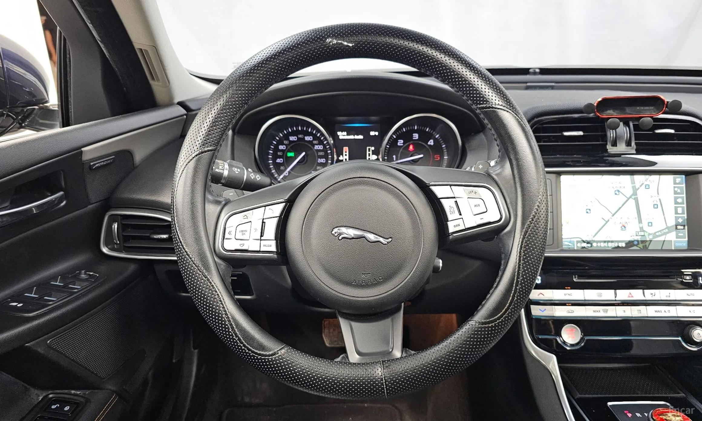Jaguar XE превью 13