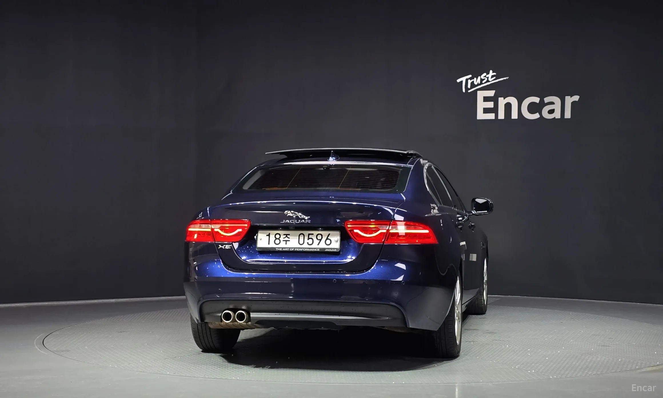 Jaguar XE превью 4