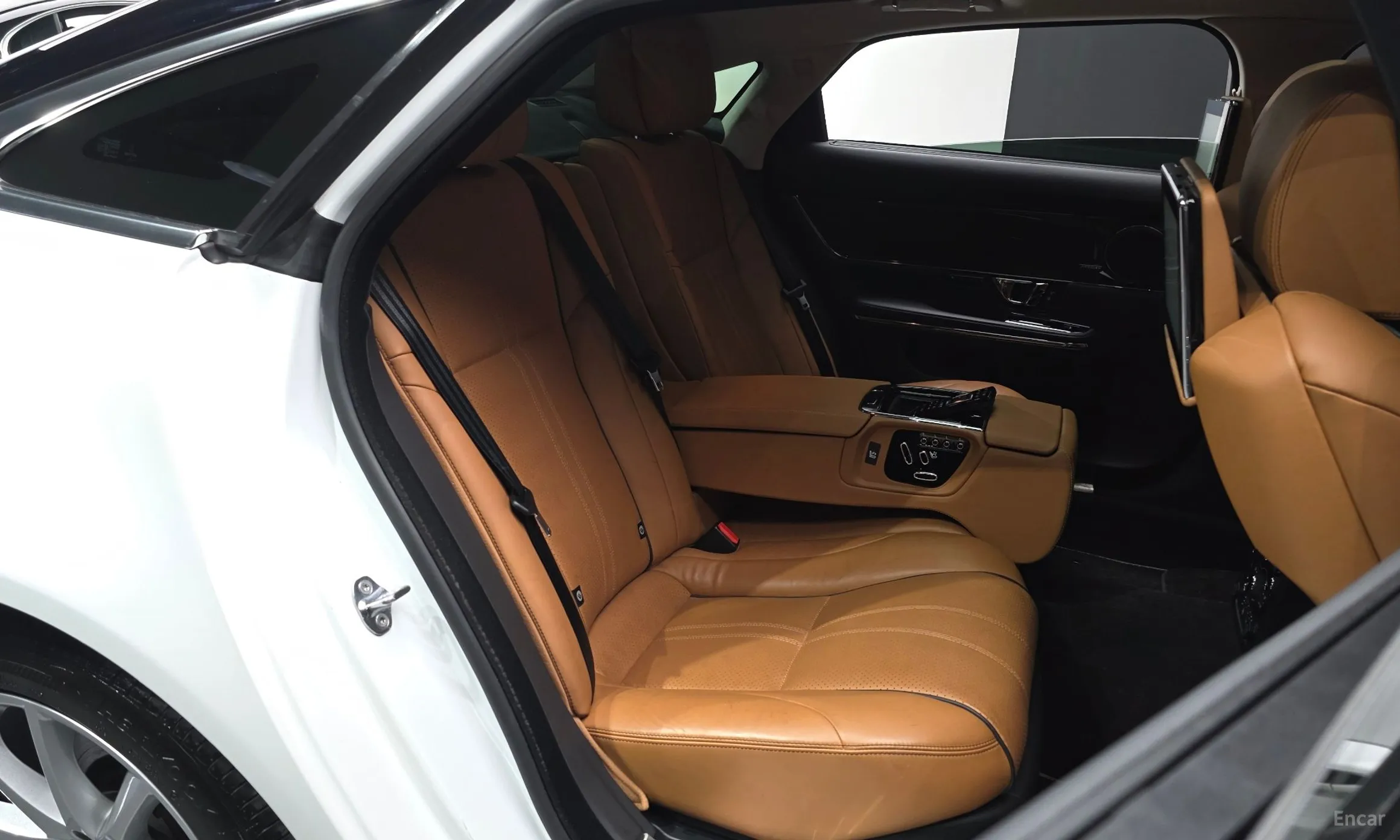 Jaguar All New XJ превью 12