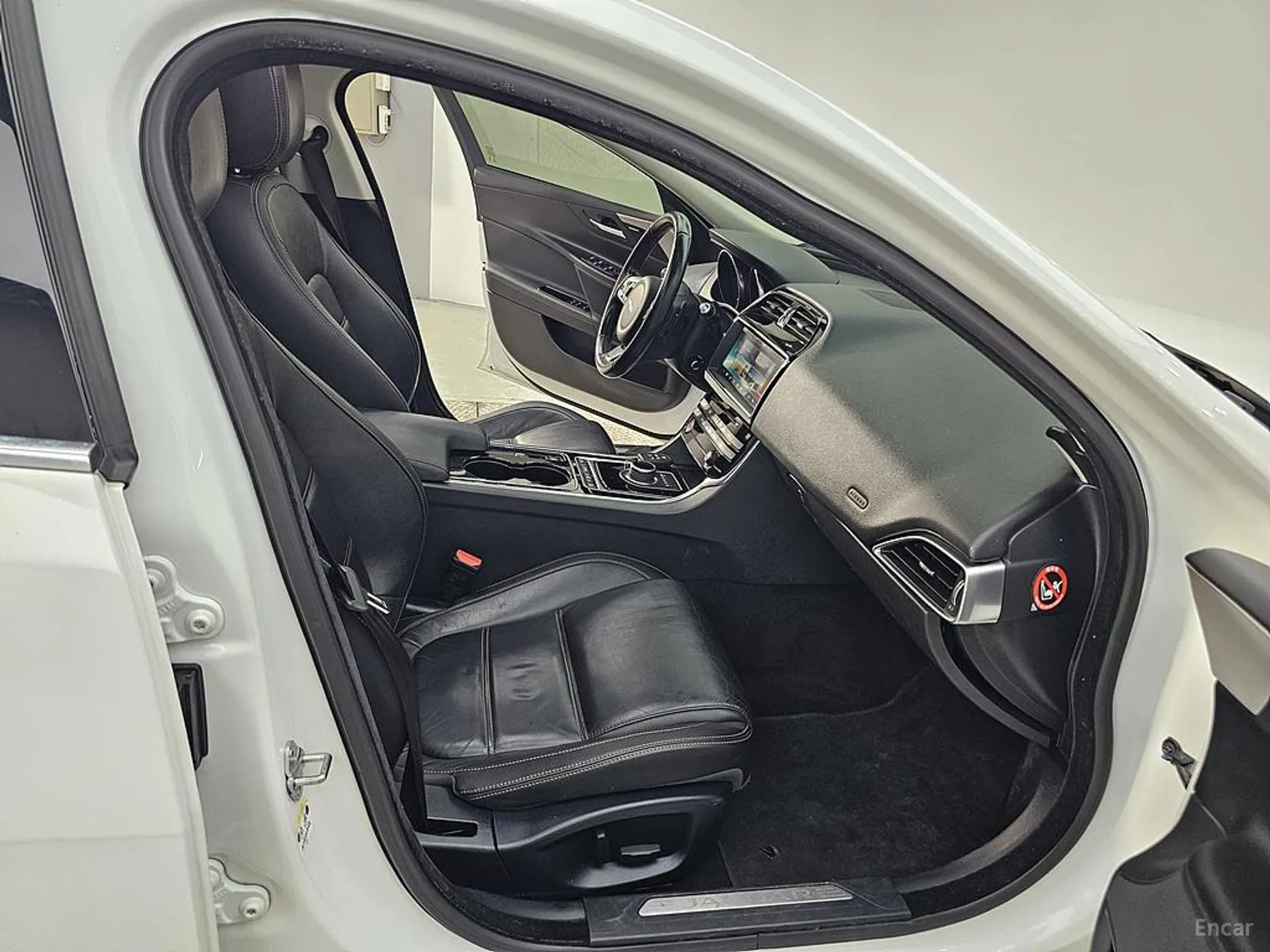 Jaguar XE превью 10