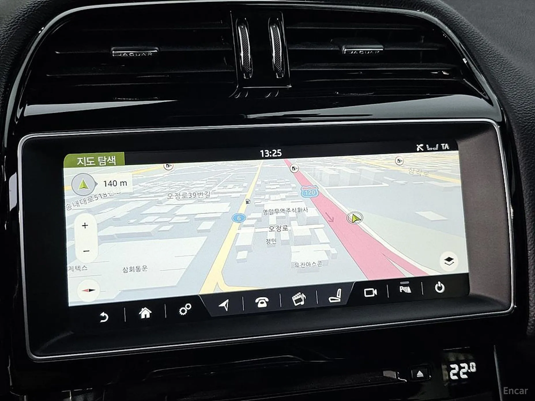Jaguar XE превью 14