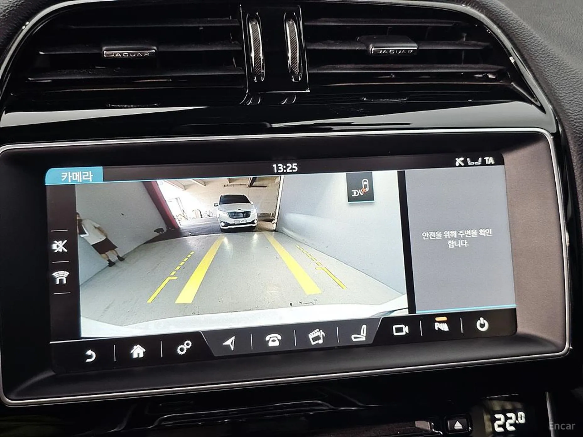 Jaguar XE превью 15