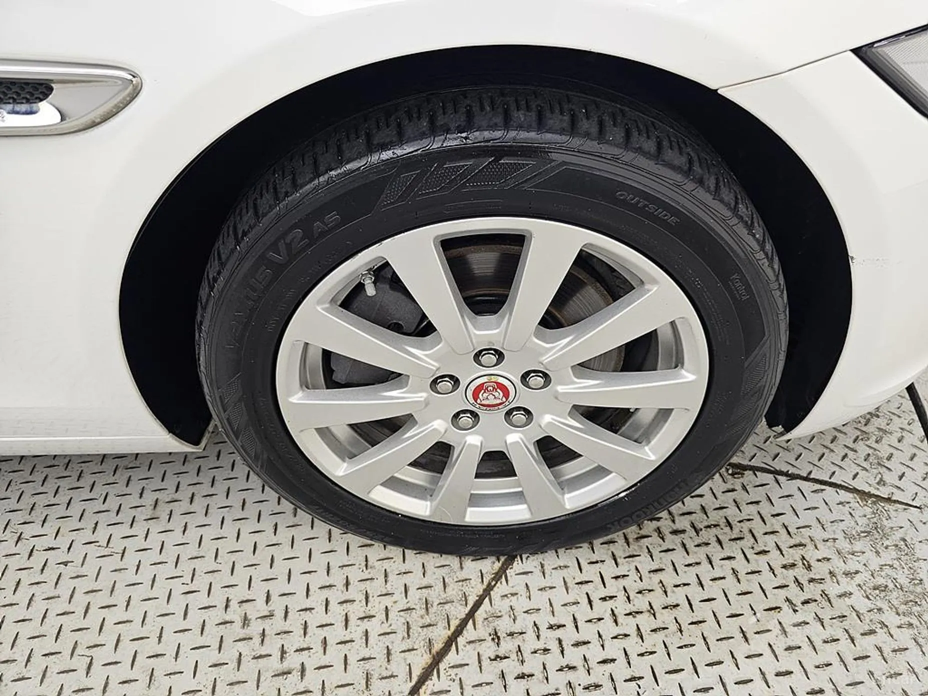 Jaguar XE превью 20