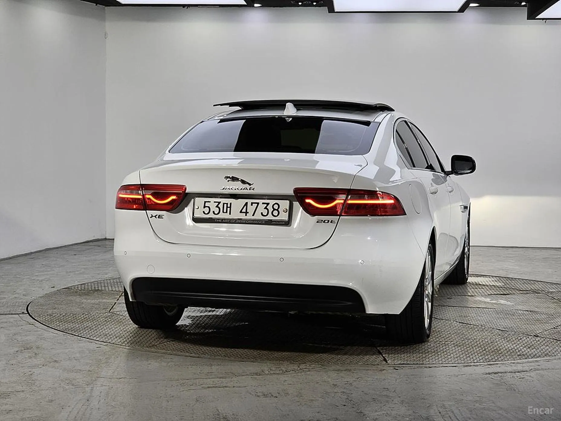 Jaguar XE превью 3