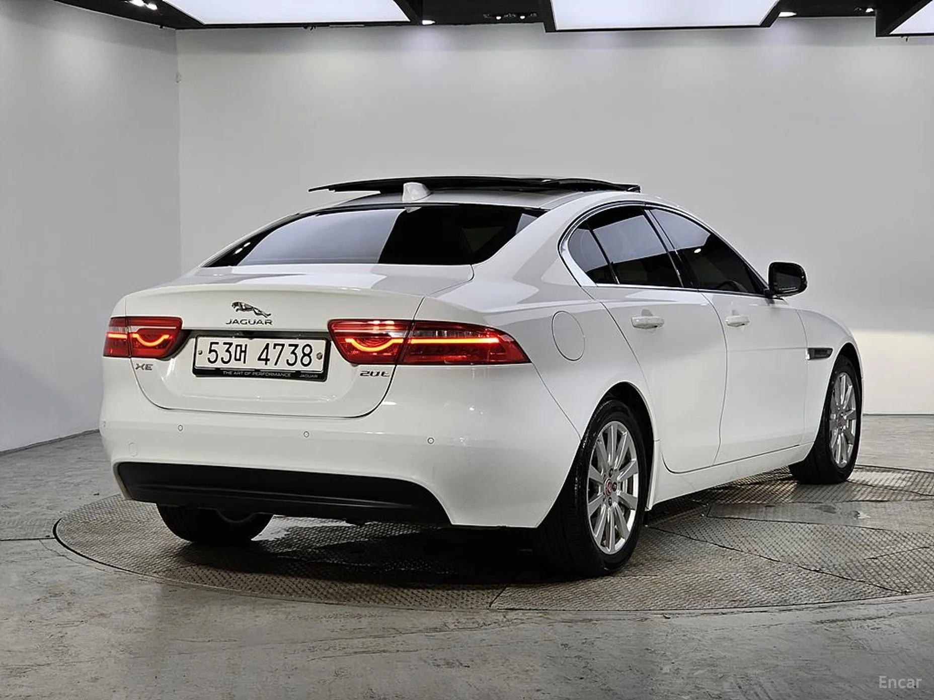 Jaguar XE превью 4