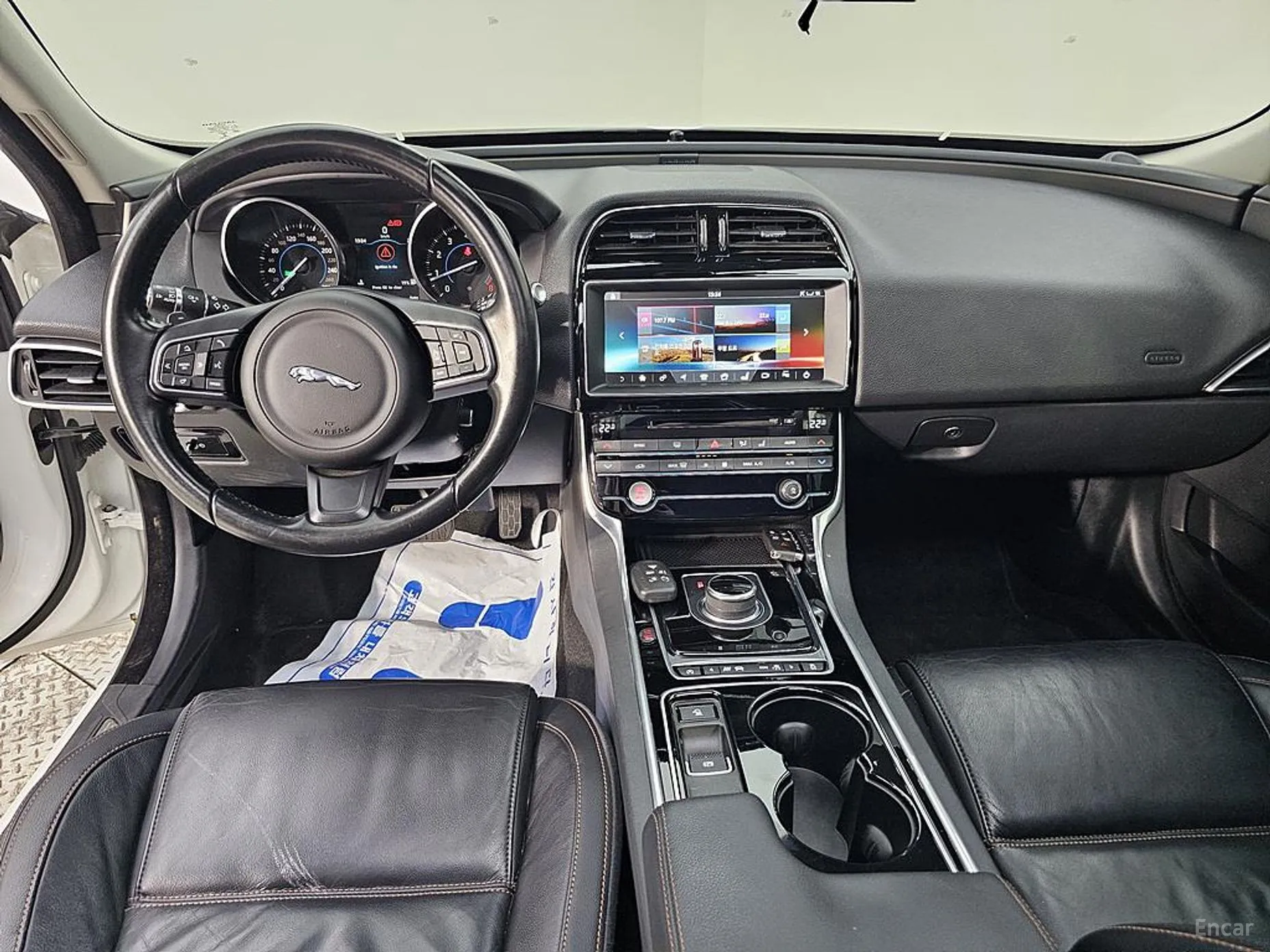 Jaguar XE превью 5