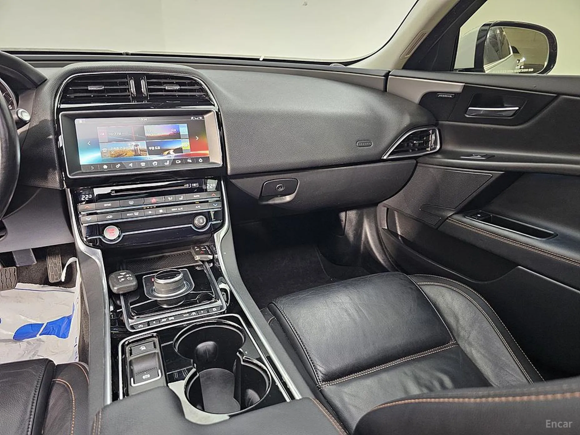 Jaguar XE превью 9
