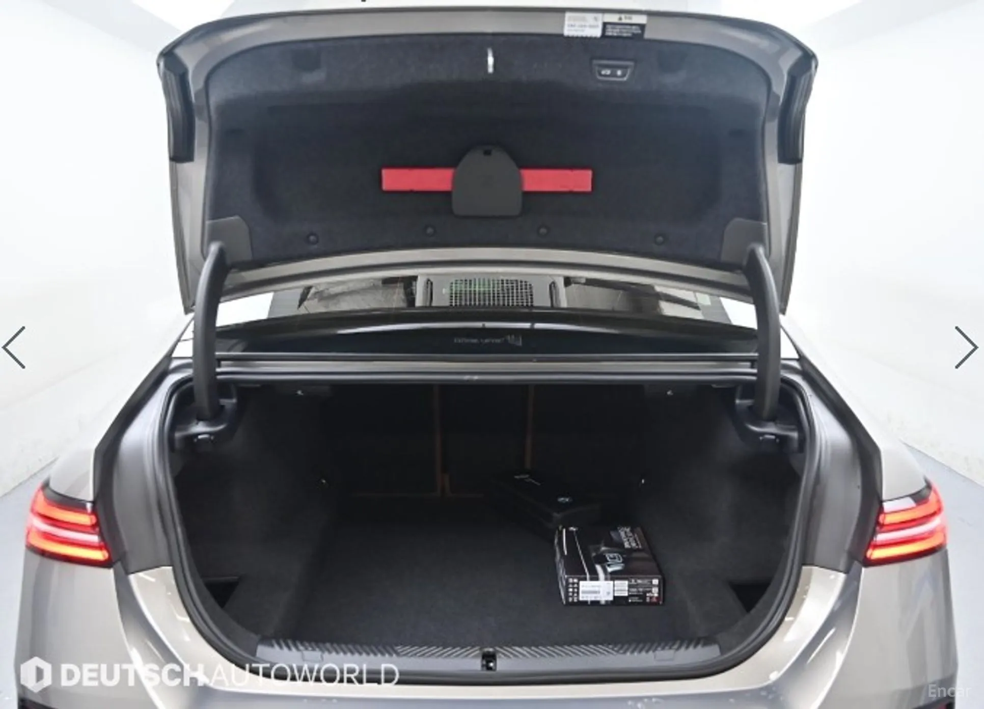 BMW 5 Series (G60) превью 19