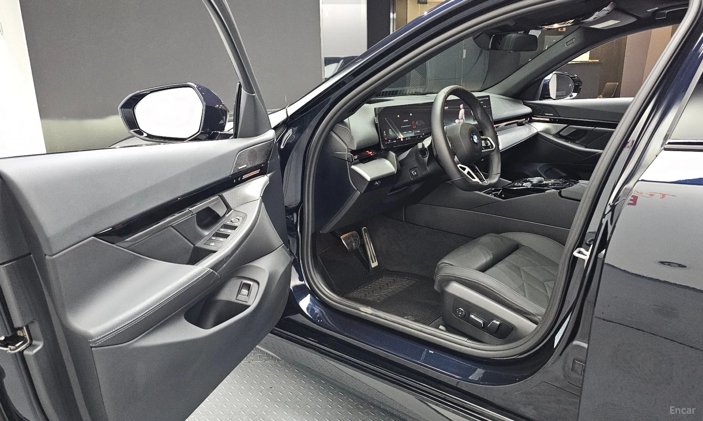 BMW 5 Series (G60) превью 10