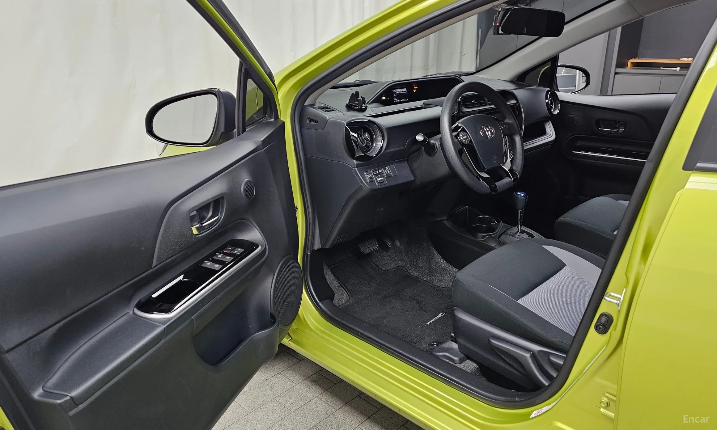 Toyota Prius C превью 10
