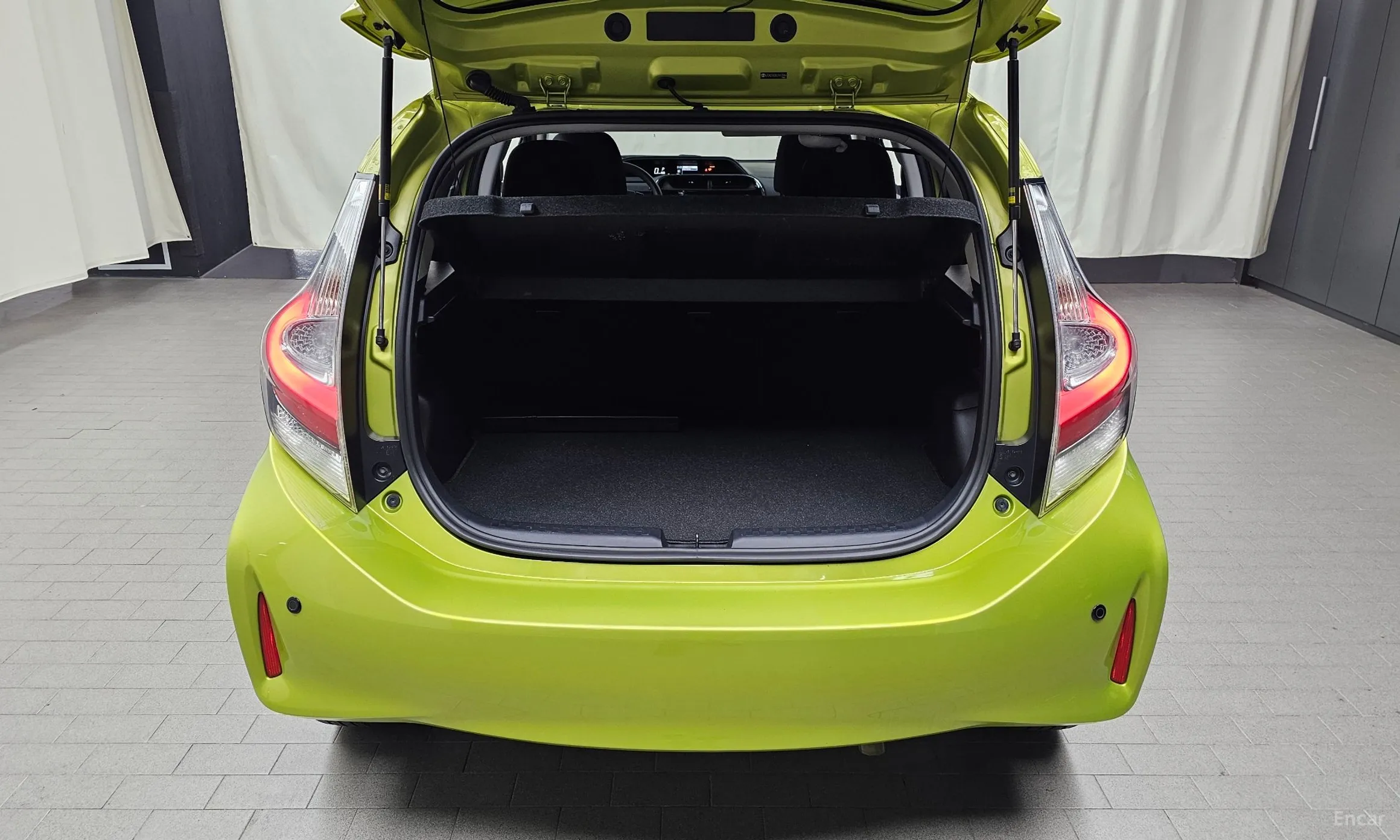 Toyota Prius C превью 17