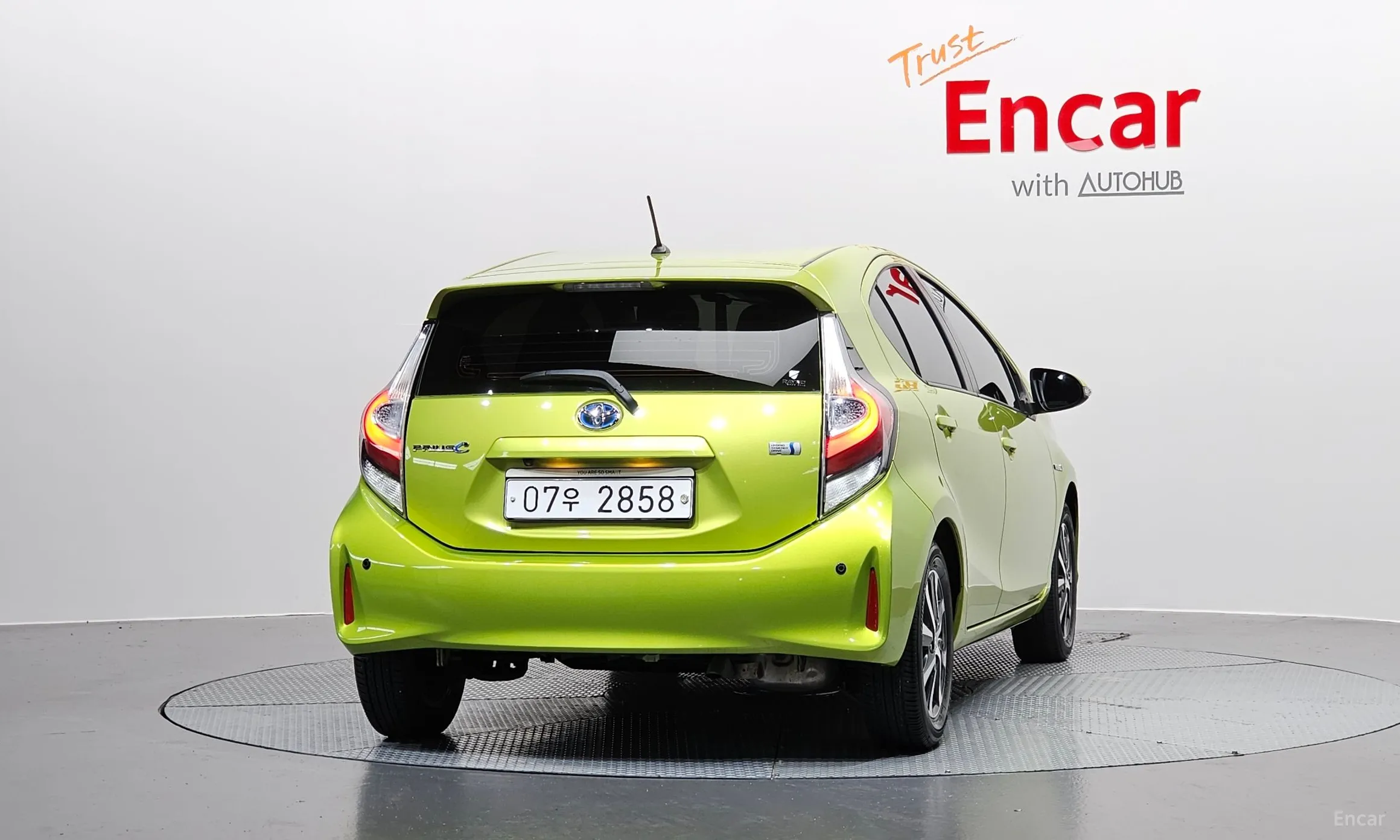 Toyota Prius C превью 4