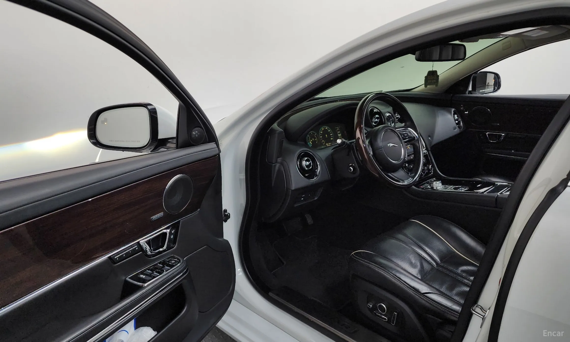 Jaguar All New XJ превью 10