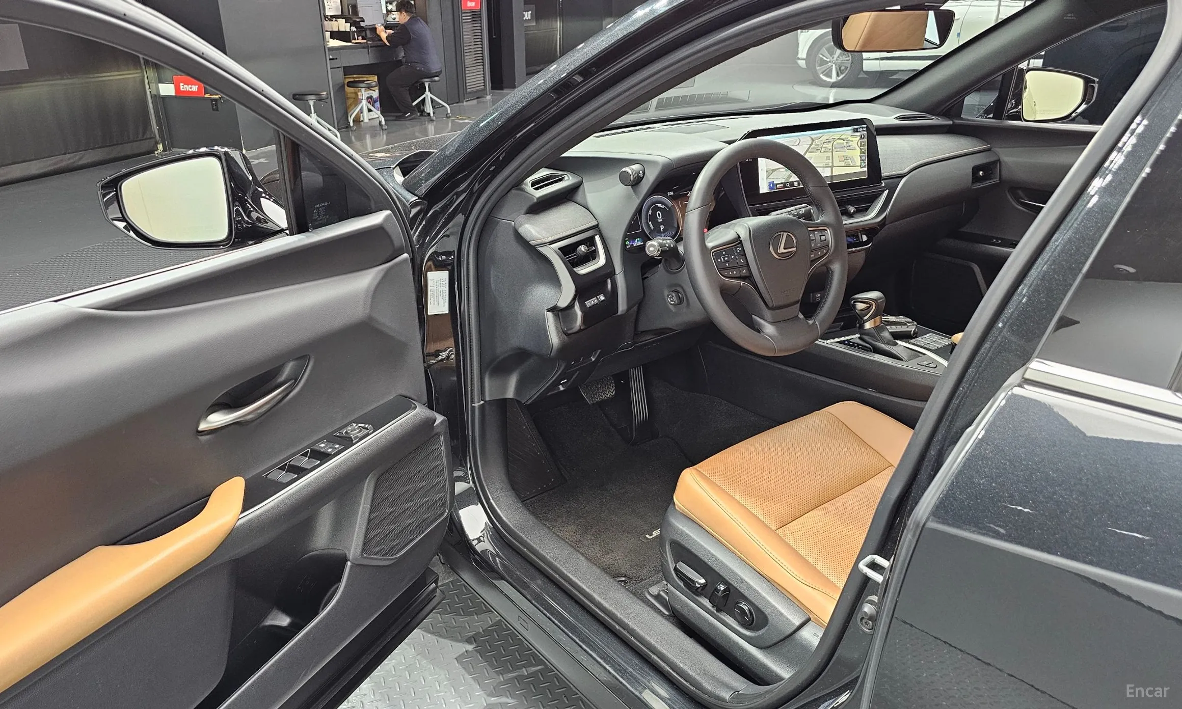 Lexus UX250h превью 10