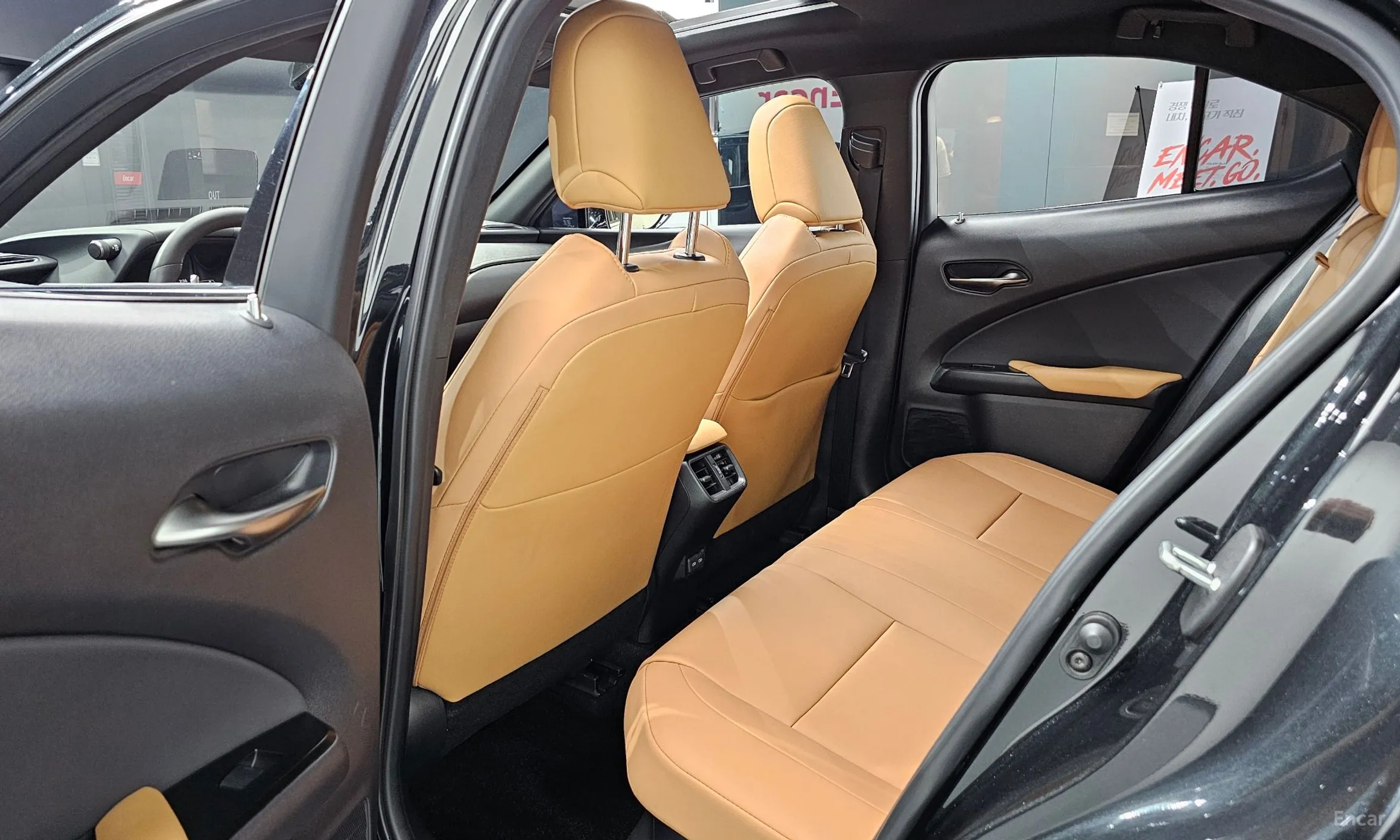 Lexus UX250h превью 12